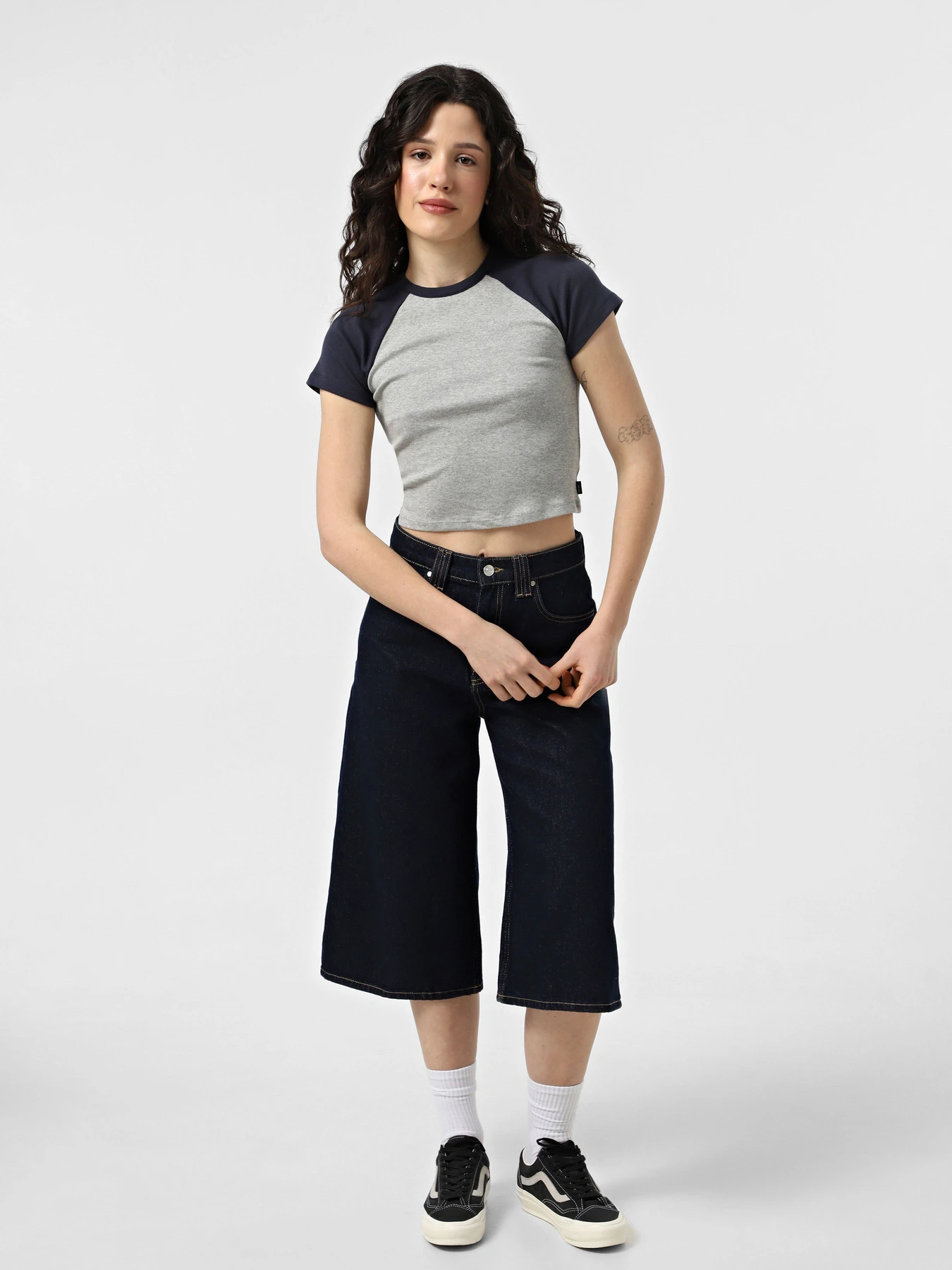 Футболки і поло Vans Clare Raglan модель VN000M96EBD1 Футболки і поло Vans Clare Raglan модель VN000M96EBD1 Фото