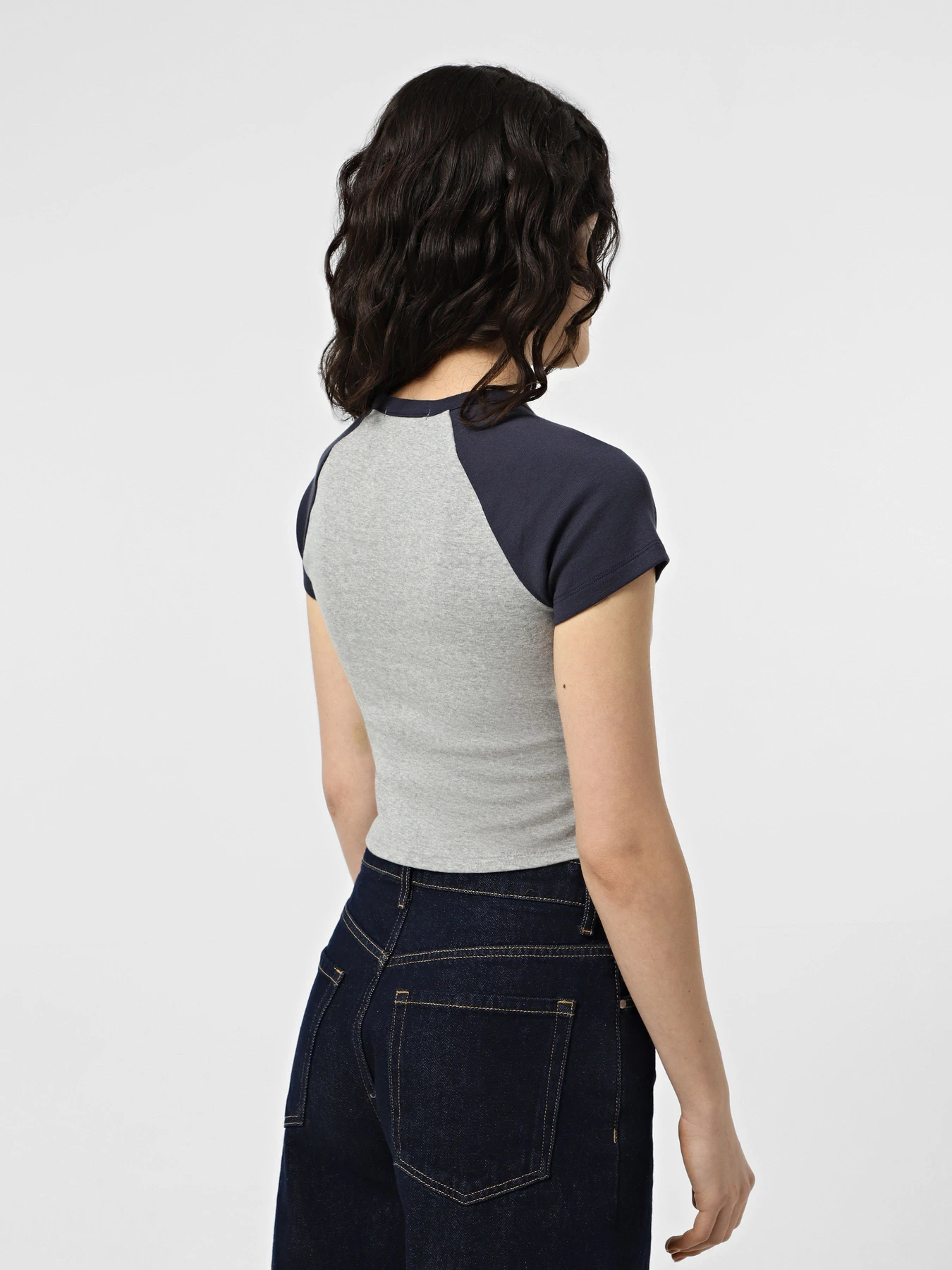Футболки і поло Vans Clare Raglan модель VN000M96EBD1 Футболки і поло Vans Clare Raglan модель VN000M96EBD1 Фото