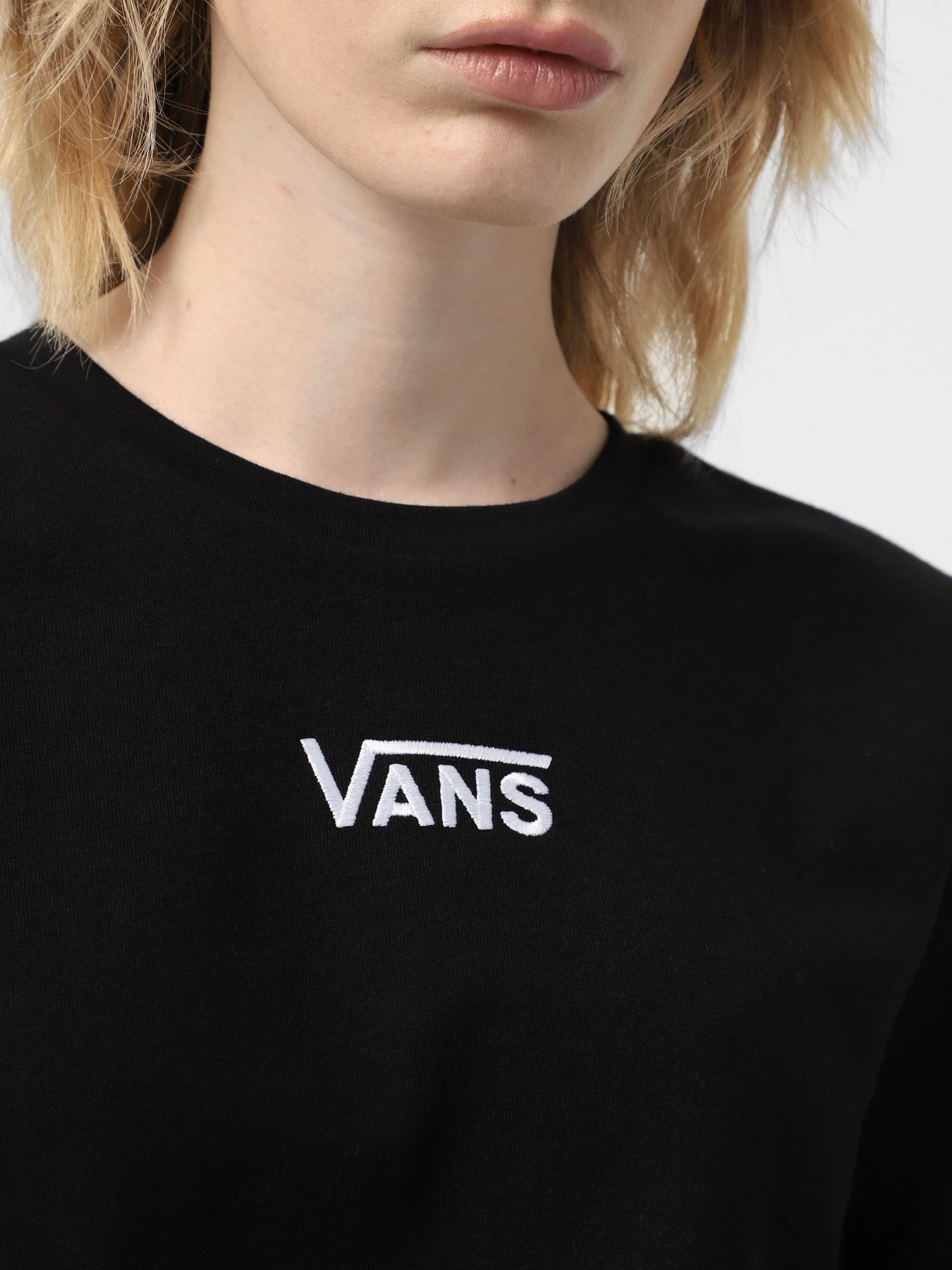 Футболки і поло Vans Flying V Crew Crop Ii модель VN000GFFBLK1 Футболки і поло Vans Flying V Crew Crop Ii модель VN000GFFBLK1 Фото
