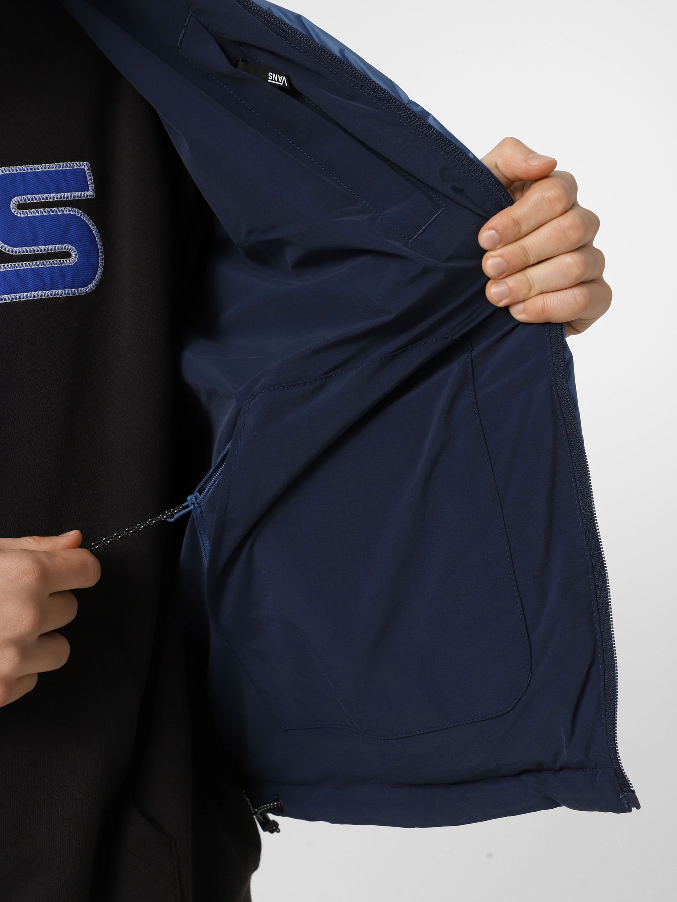 Куртки та дублянки Vans MTE Bridgewood Reversible Puffer модель VN000PJ7LKZ1 Куртки та дублянки Vans MTE Bridgewood Reversible Puffer модель VN000PJ7LKZ1 Фото
