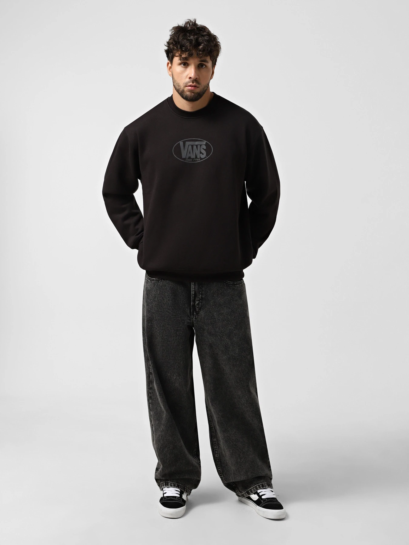 Худи и свитшоты Vans Classic Oval Crew модель VN000P8HBLK1 Худи и свитшоты Vans Classic Oval Crew модель VN000P8HBLK1 Фото