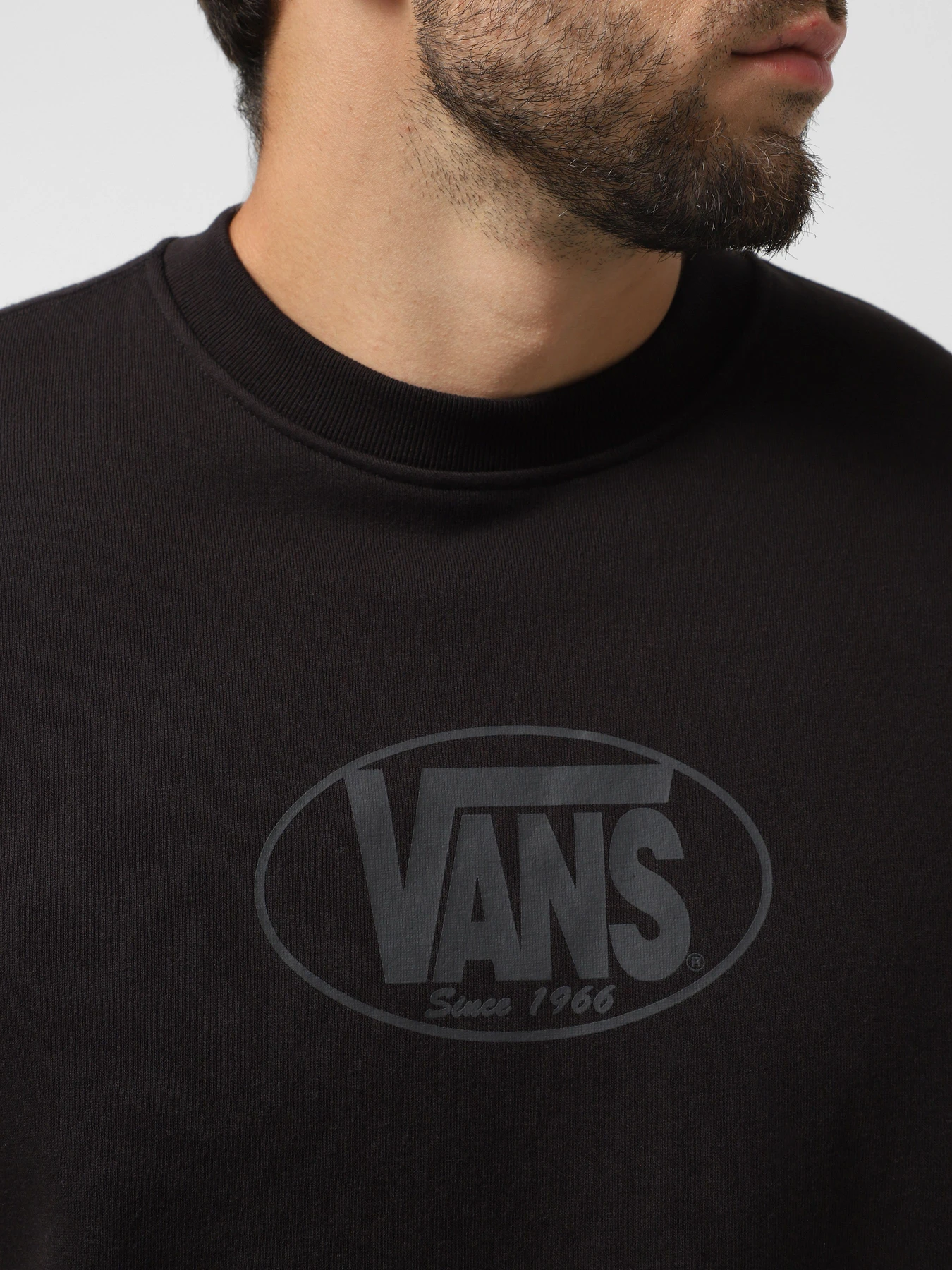 Худи и свитшоты Vans Classic Oval Crew модель VN000P8HBLK1 Худи и свитшоты Vans Classic Oval Crew модель VN000P8HBLK1 Фото