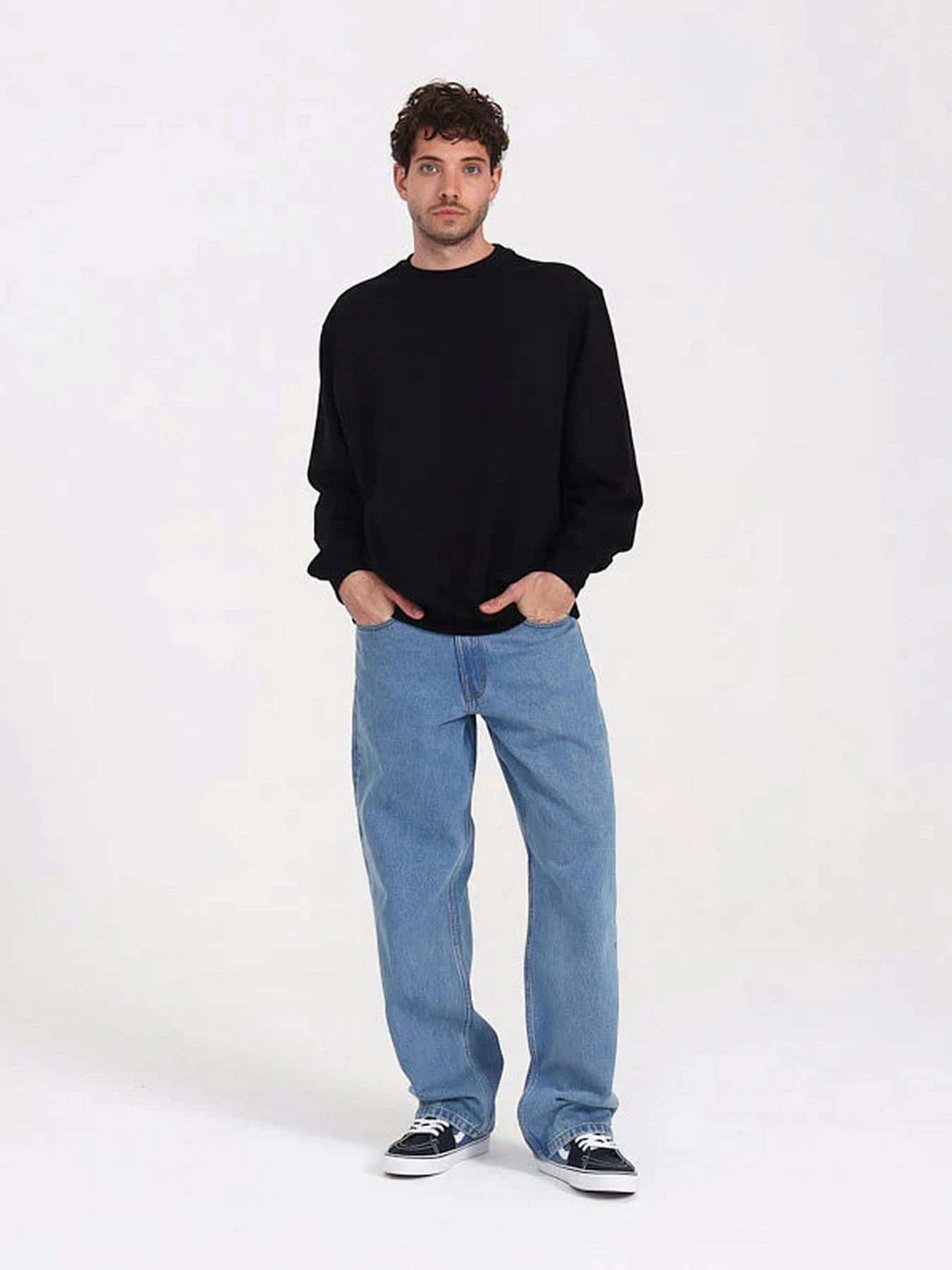 Худі та світшоти Vans Scripted Vans Crew модель VN000PA6BLK1 Фото