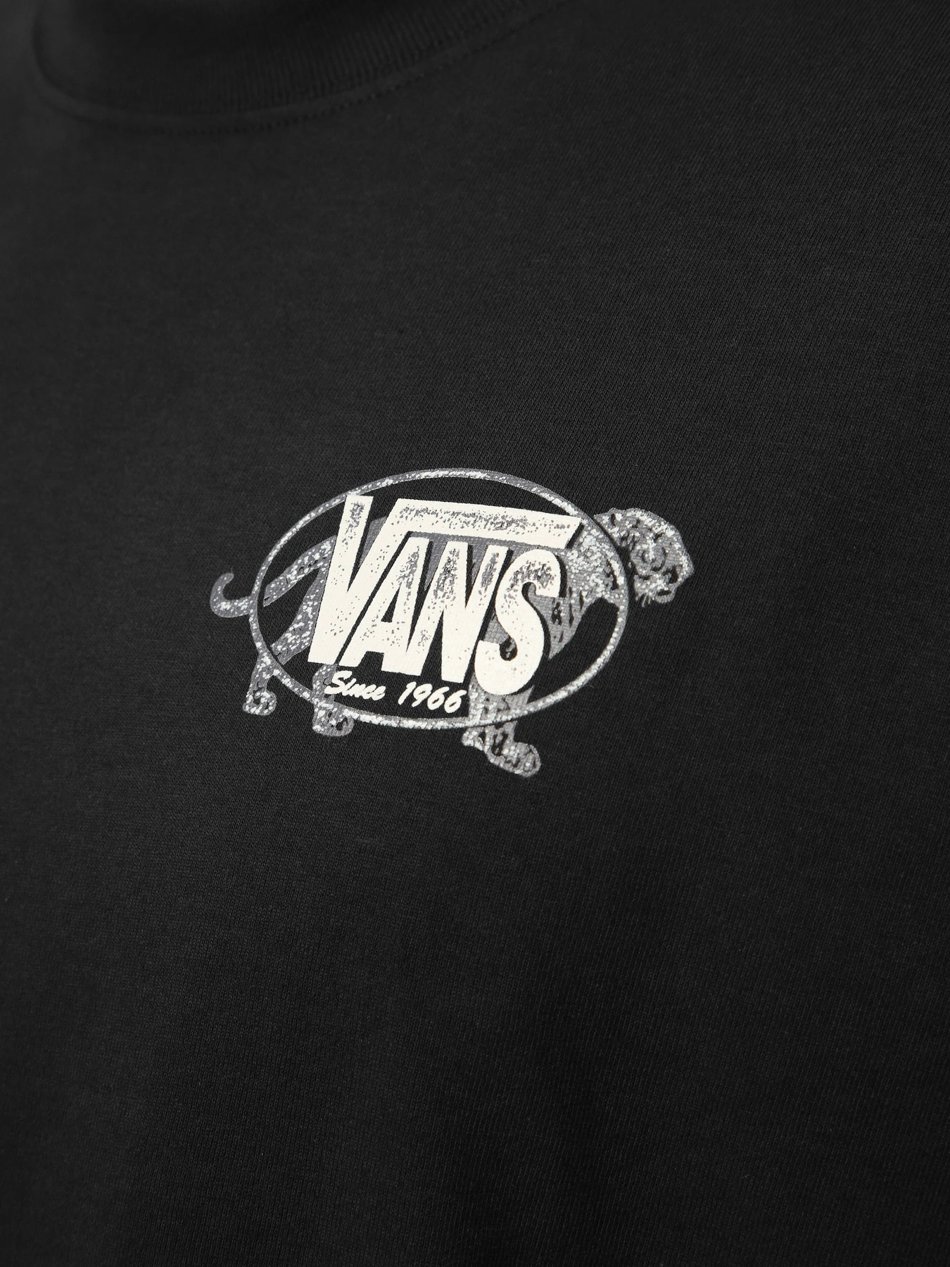 Футболки и поло Vans AWAKEN TIGER SS TEE модель VN000XHTBLK1 Футболки и поло Vans AWAKEN TIGER SS TEE модель VN000XHTBLK1 Фото