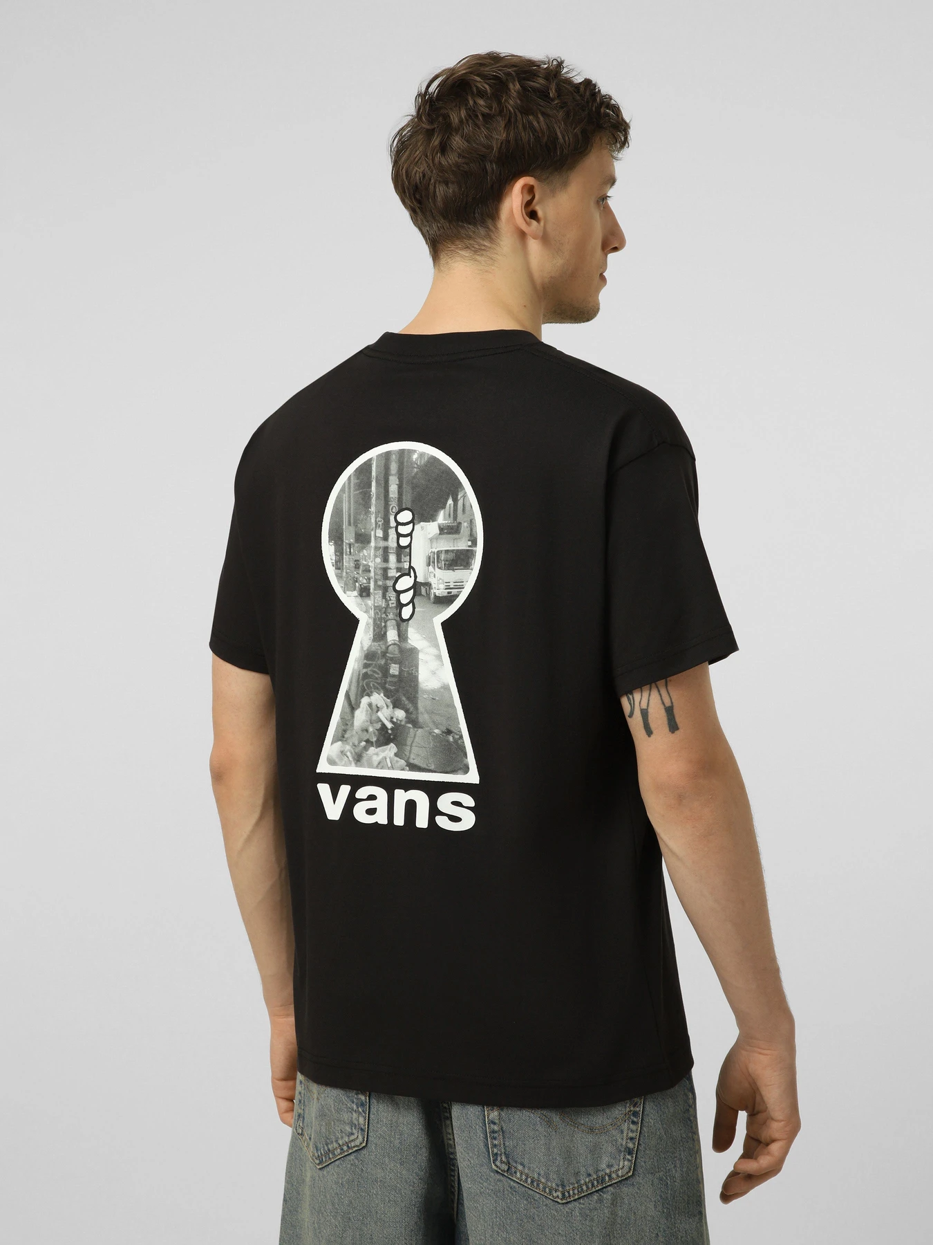 Футболки і поло Vans KEYHOLE CLASSIC SS TEE модель VN000VYFBLK1 Фото