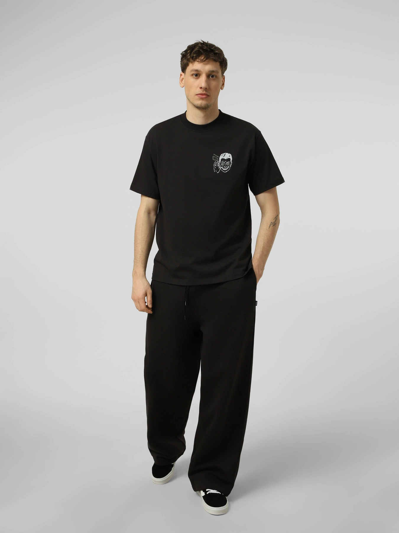 Футболки і поло Vans NEED VANS SS TEE модель VN000TQDBLK1 Футболки і поло Vans NEED VANS SS TEE модель VN000TQDBLK1 Фото