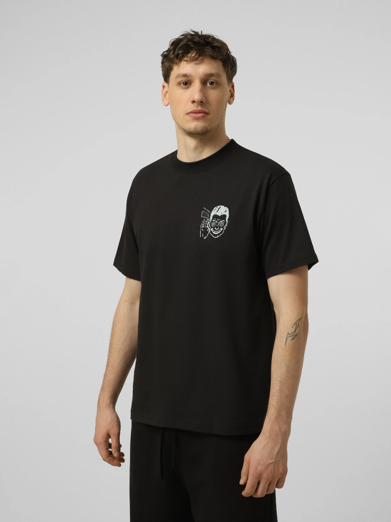 Футболки і поло Vans NEED VANS SS TEE модель VN000TQDBLK1 Футболки і поло Vans NEED VANS SS TEE модель VN000TQDBLK1 Фото