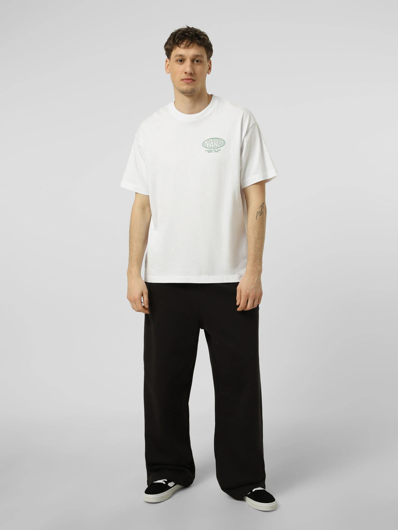 Футболки и поло Vans WORLD TOUR LOOSE SS TEE модель VN000VY8WHT1 Футболки и поло Vans WORLD TOUR LOOSE SS TEE модель VN000VY8WHT1 Фото
