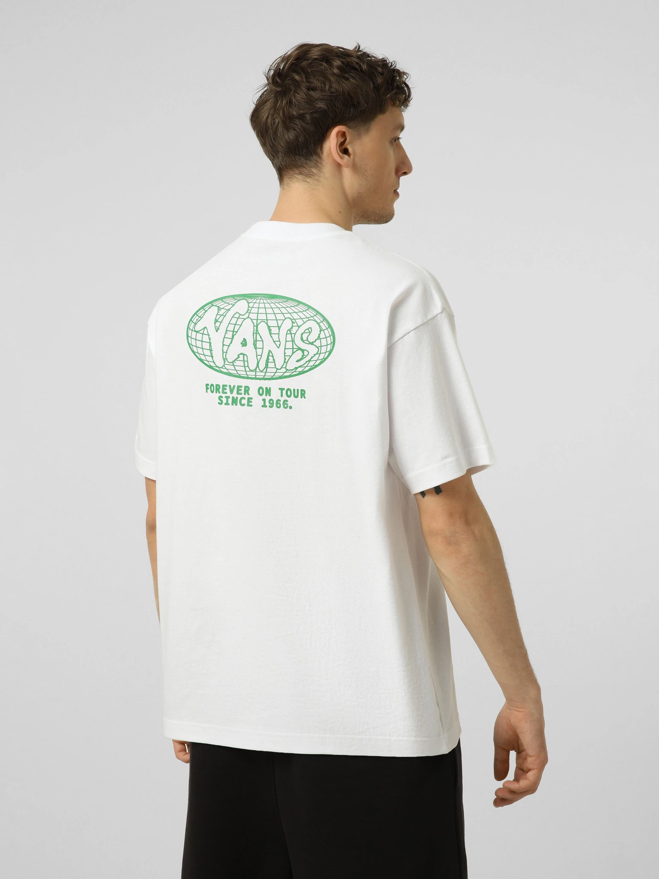 Футболки и поло Vans WORLD TOUR LOOSE SS TEE модель VN000VY8WHT1 Футболки и поло Vans WORLD TOUR LOOSE SS TEE модель VN000VY8WHT1 Фото