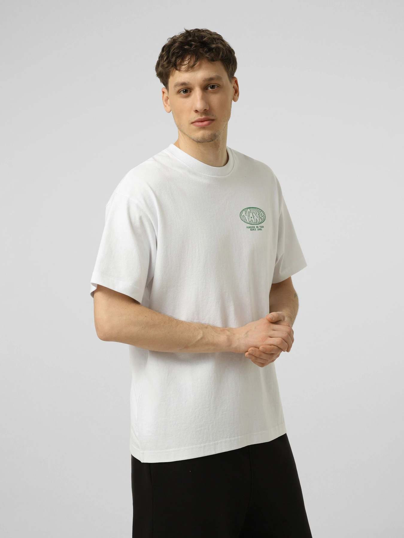 Футболки и поло Vans WORLD TOUR LOOSE SS TEE модель VN000VY8WHT1 Футболки и поло Vans WORLD TOUR LOOSE SS TEE модель VN000VY8WHT1 Фото