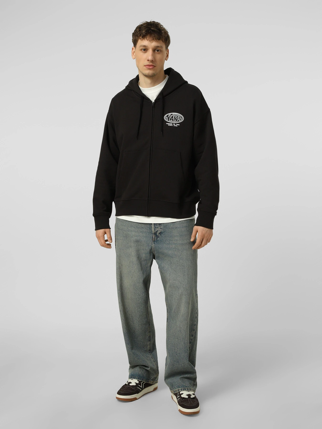 Худи и свитшоты Vans WORLD TOUR LOOSE FZ модель VN000W4BBLK1 Худи и свитшоты Vans WORLD TOUR LOOSE FZ модель VN000W4BBLK1 Фото