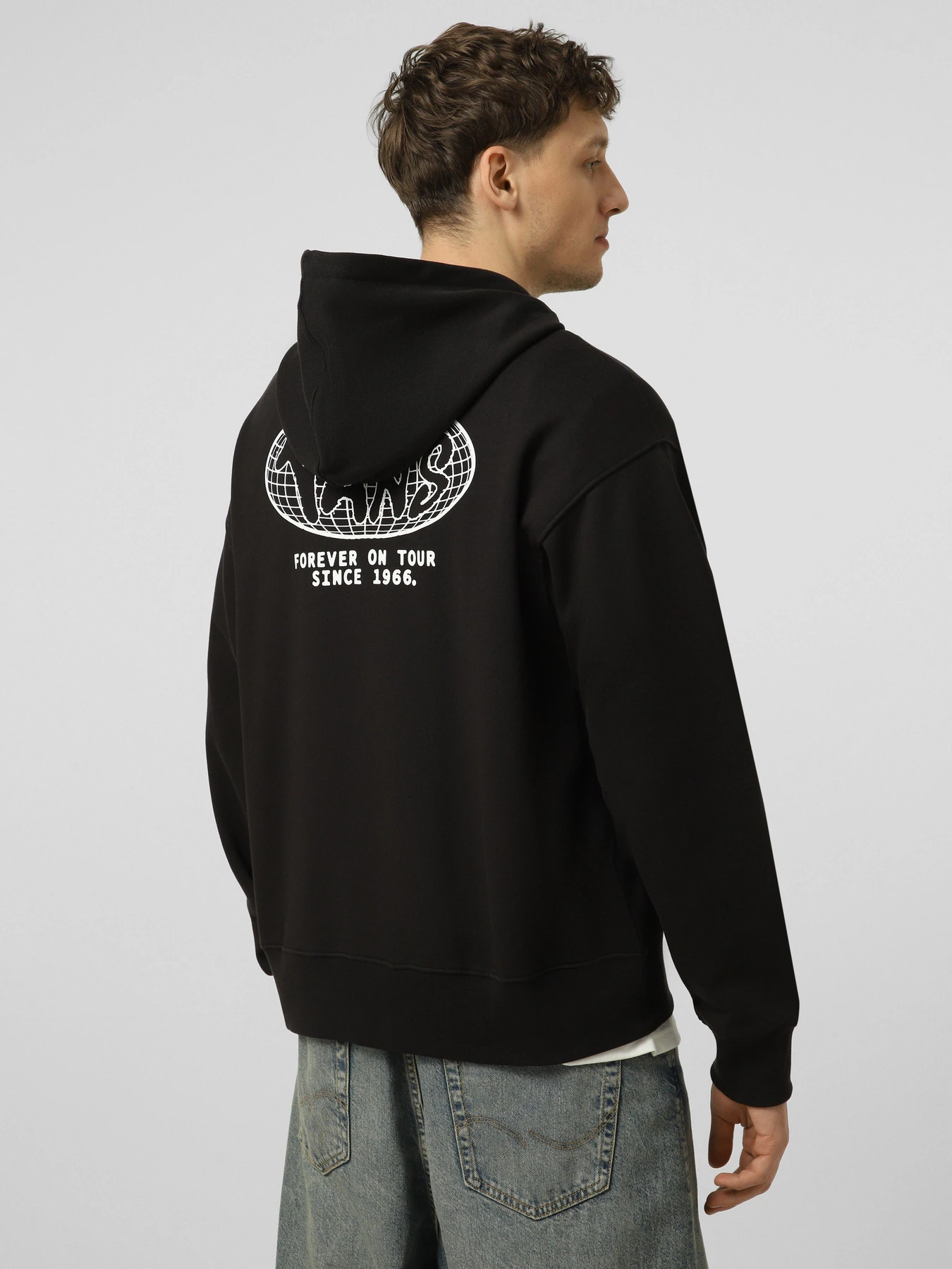 Худи и свитшоты Vans WORLD TOUR LOOSE FZ модель VN000W4BBLK1 Худи и свитшоты Vans WORLD TOUR LOOSE FZ модель VN000W4BBLK1 Фото