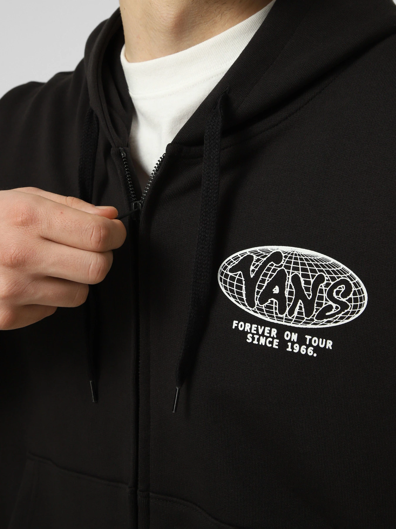 Худи и свитшоты Vans WORLD TOUR LOOSE FZ модель VN000W4BBLK1 Худи и свитшоты Vans WORLD TOUR LOOSE FZ модель VN000W4BBLK1 Фото