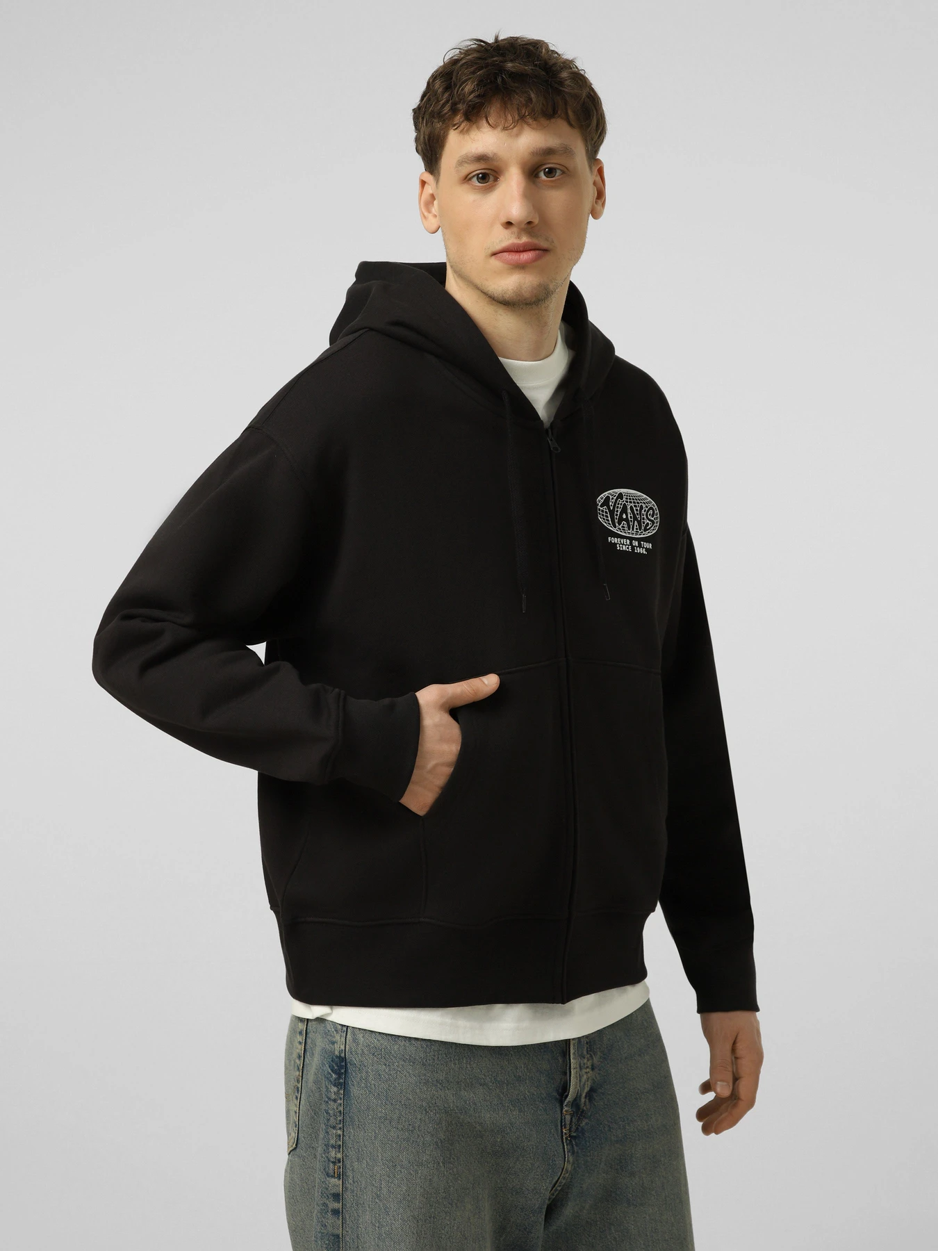 Худи и свитшоты Vans WORLD TOUR LOOSE FZ модель VN000W4BBLK1 Худи и свитшоты Vans WORLD TOUR LOOSE FZ модель VN000W4BBLK1 Фото