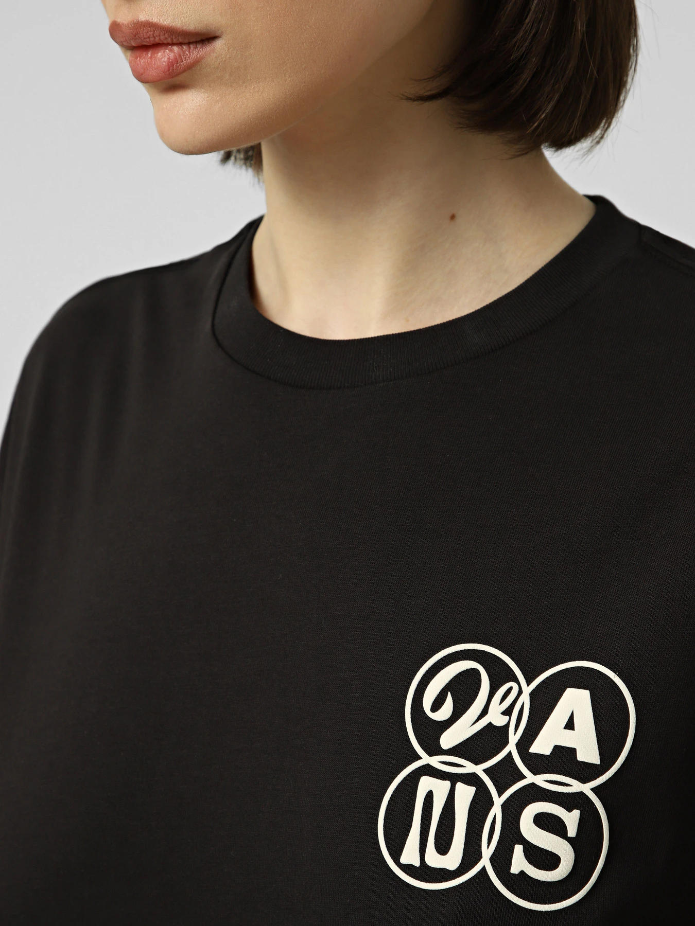Футболки и поло Vans ELLIPSE OS TEE модель VN000XECBLK1 Фото
