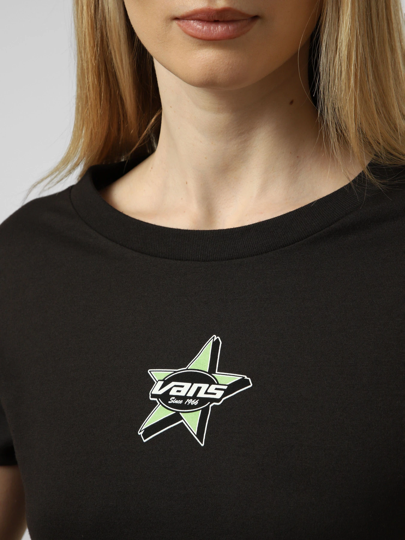 Футболки і поло Vans STARMARKED SS BABY TEE модель VN000SWBBLK1 Футболки і поло Vans STARMARKED SS BABY TEE модель VN000SWBBLK1 Фото