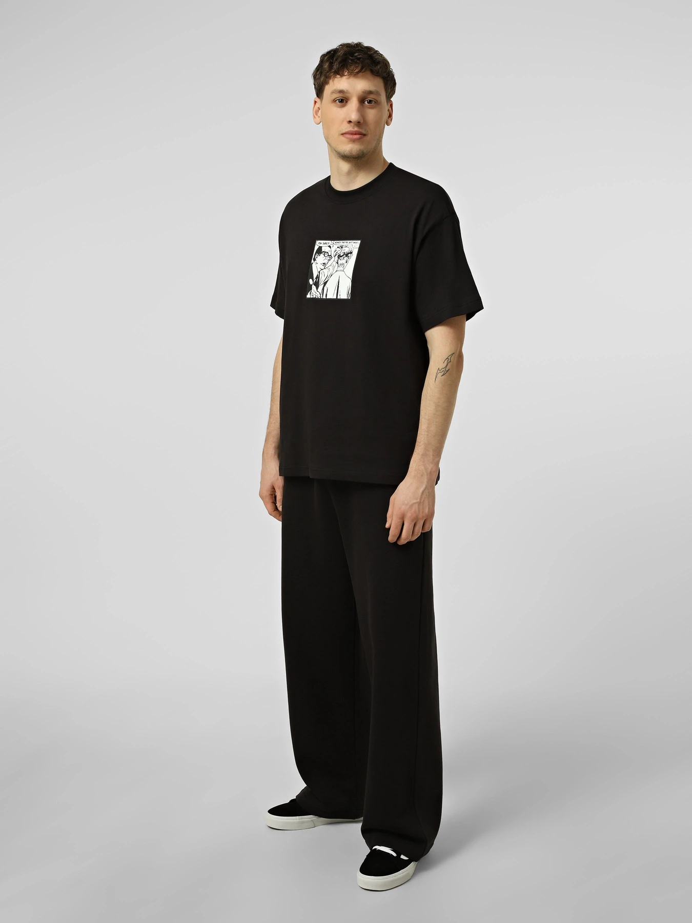 Футболки и поло Vans THEY ARE JUST SHOES LOOSE SS T модель VN000VY4BLK1 Футболки и поло Vans THEY ARE JUST SHOES LOOSE SS T модель VN000VY4BLK1 Фото