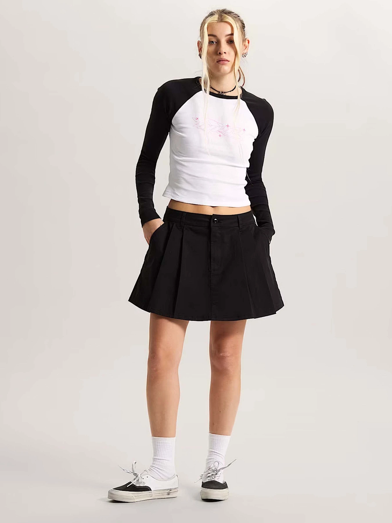 Худі та світшоти Vans Y2K STAR RAGLAN LS модель VN000XDTBLK1 Фото