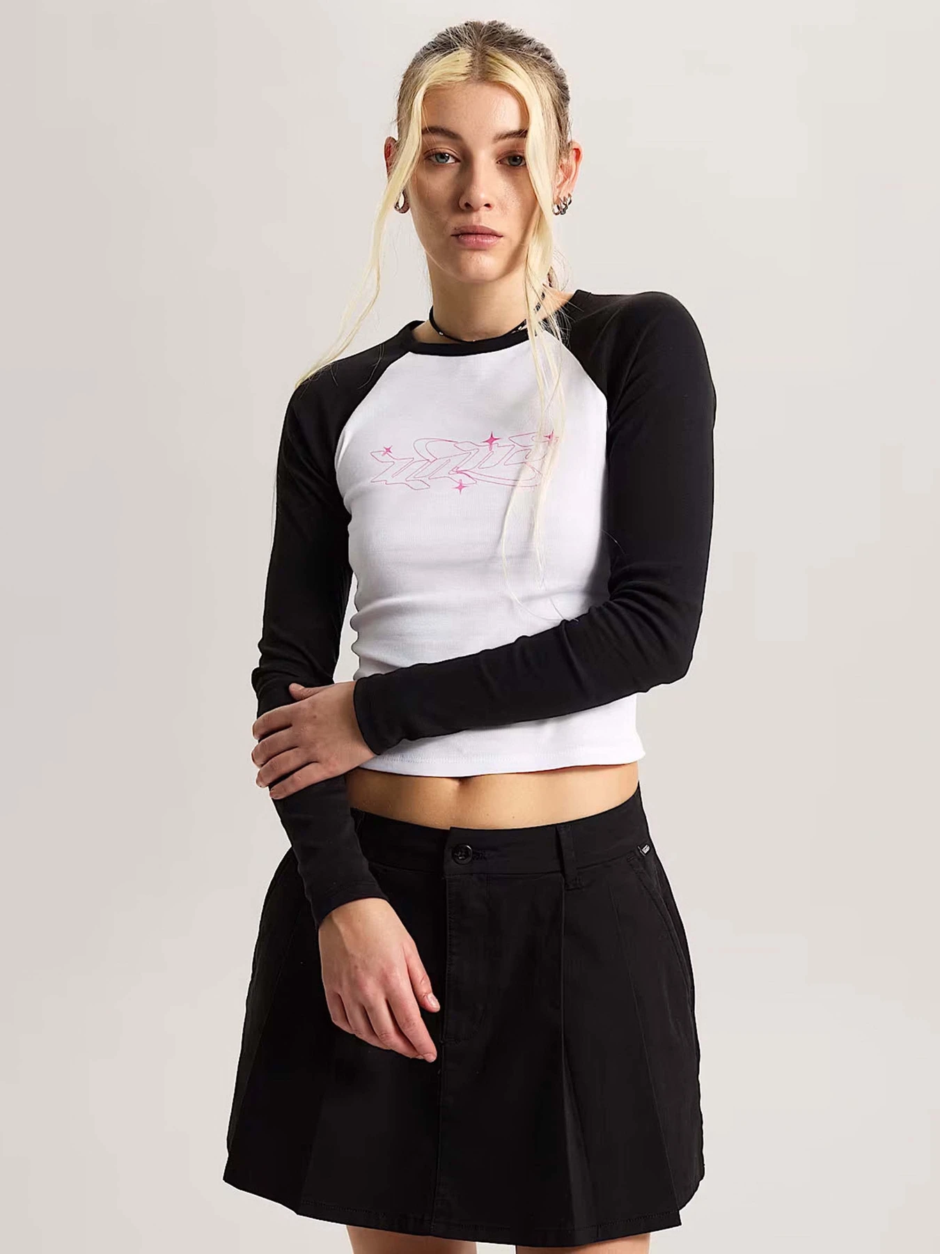 Худі та світшоти Vans Y2K STAR RAGLAN LS модель VN000XDTBLK1 Фото