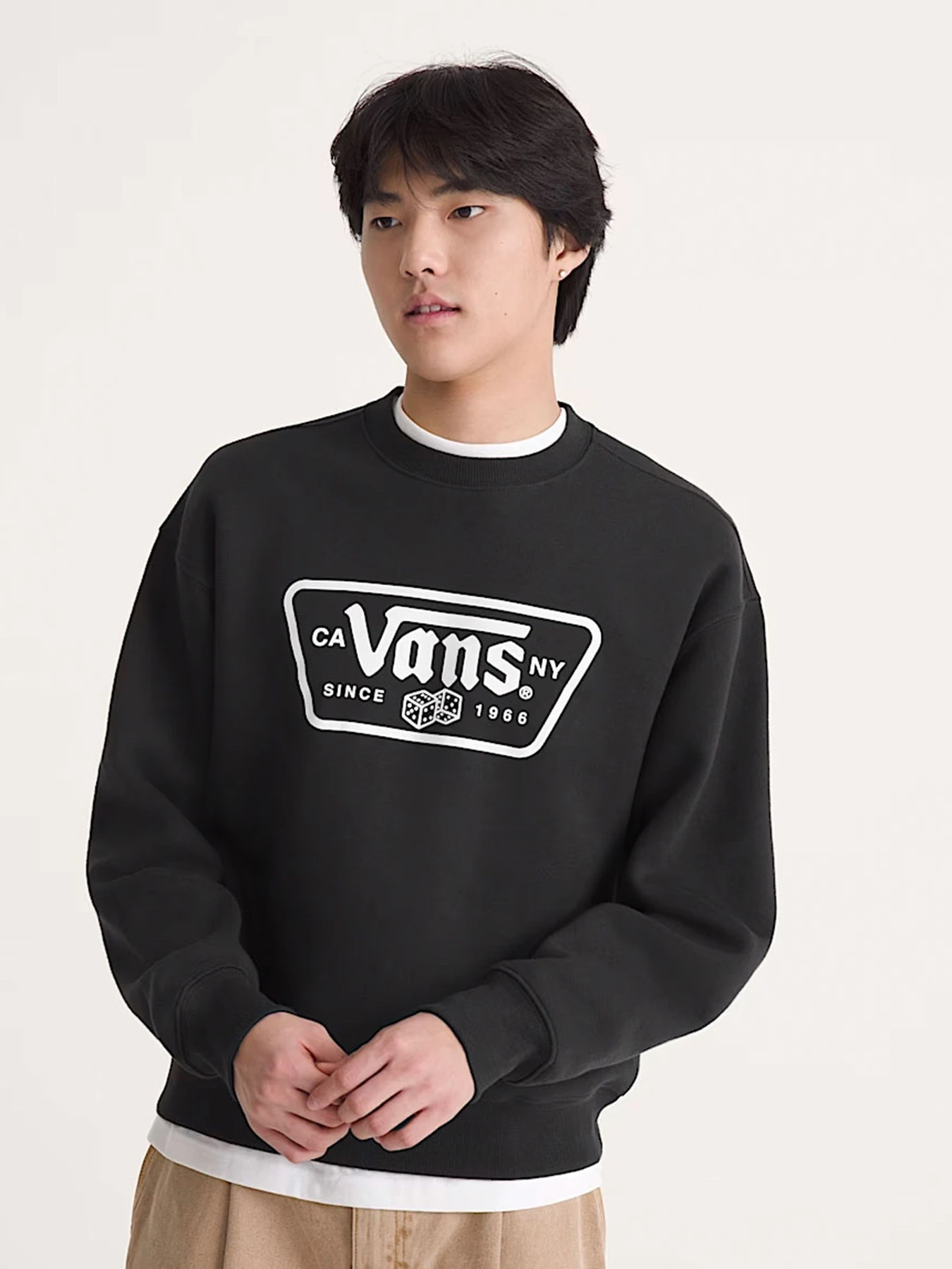 Худі та світшоти Vans KNU PATCH PULLOVER модель VN000WTCBLK1 Худі та світшоти Vans KNU PATCH PULLOVER модель VN000WTCBLK1 Фото