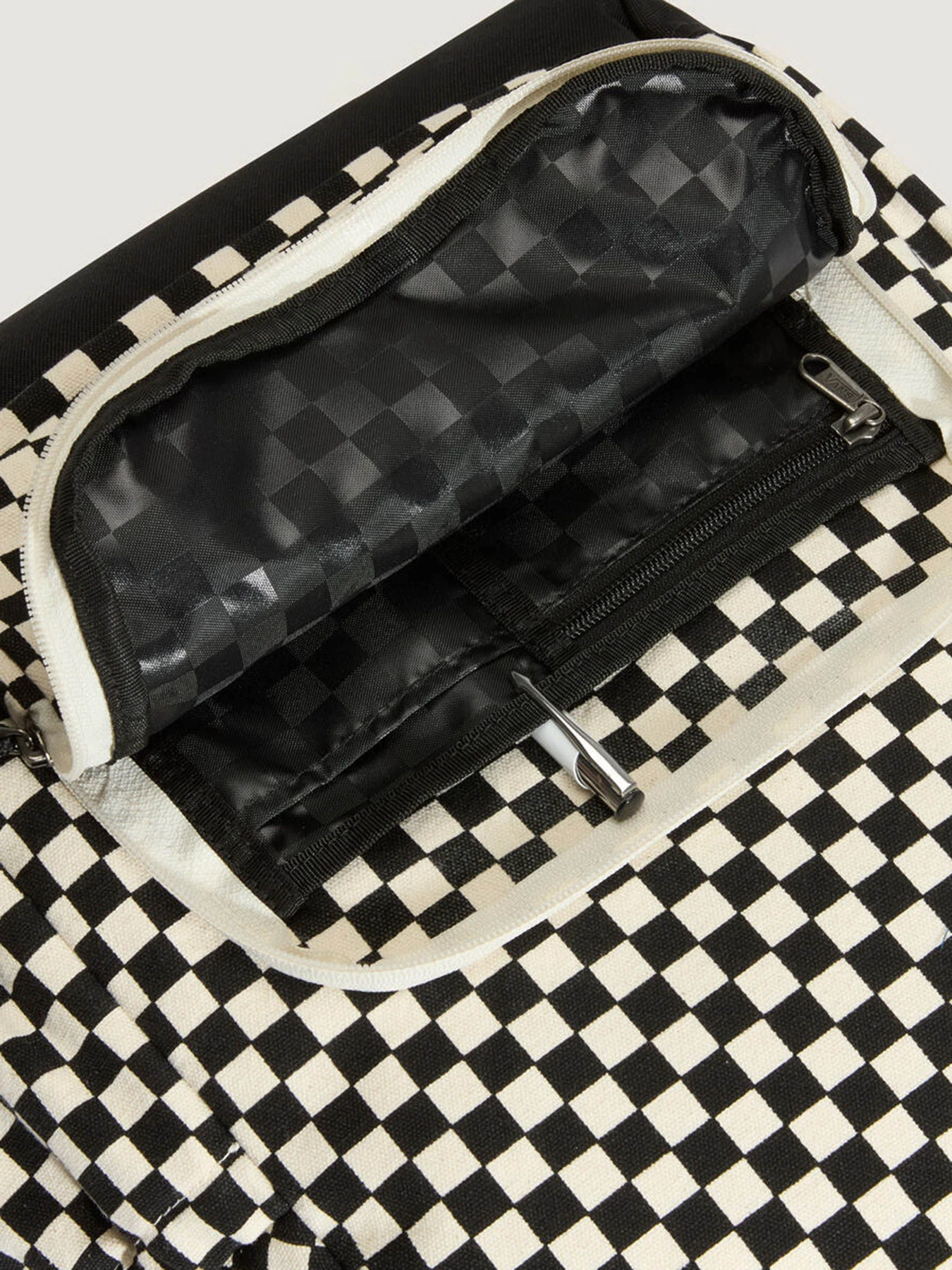 Рюкзаки Vans NEW SKOOL BACKPACK модель VN000XJGBF51 Рюкзаки Vans NEW SKOOL BACKPACK модель VN000XJGBF51 Фото