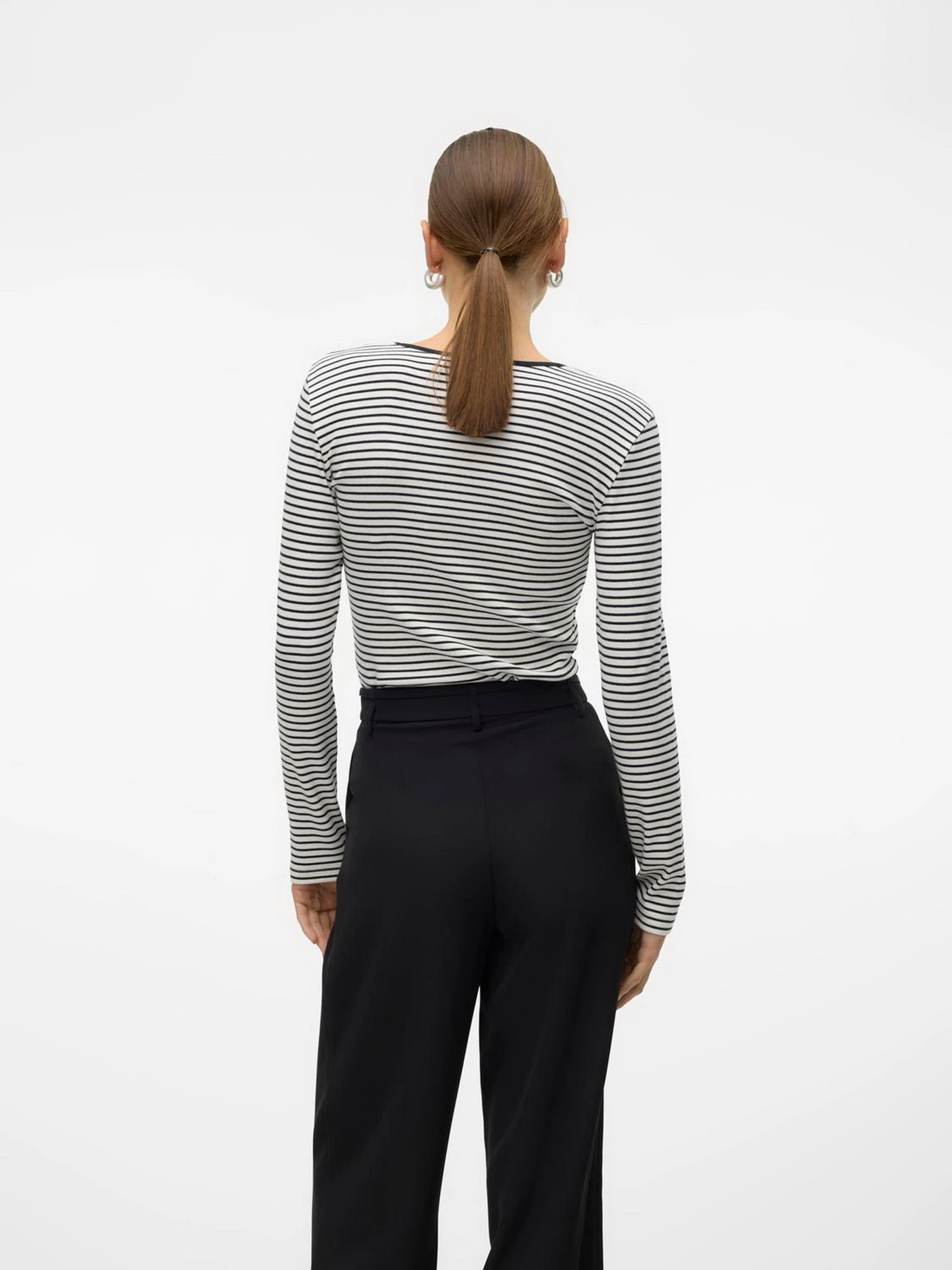 Худи и свитшоты Vero Moda модель 10315385_Snow White BLACK Худи и свитшоты Vero Moda модель 10315385_Snow White BLACK Фото
