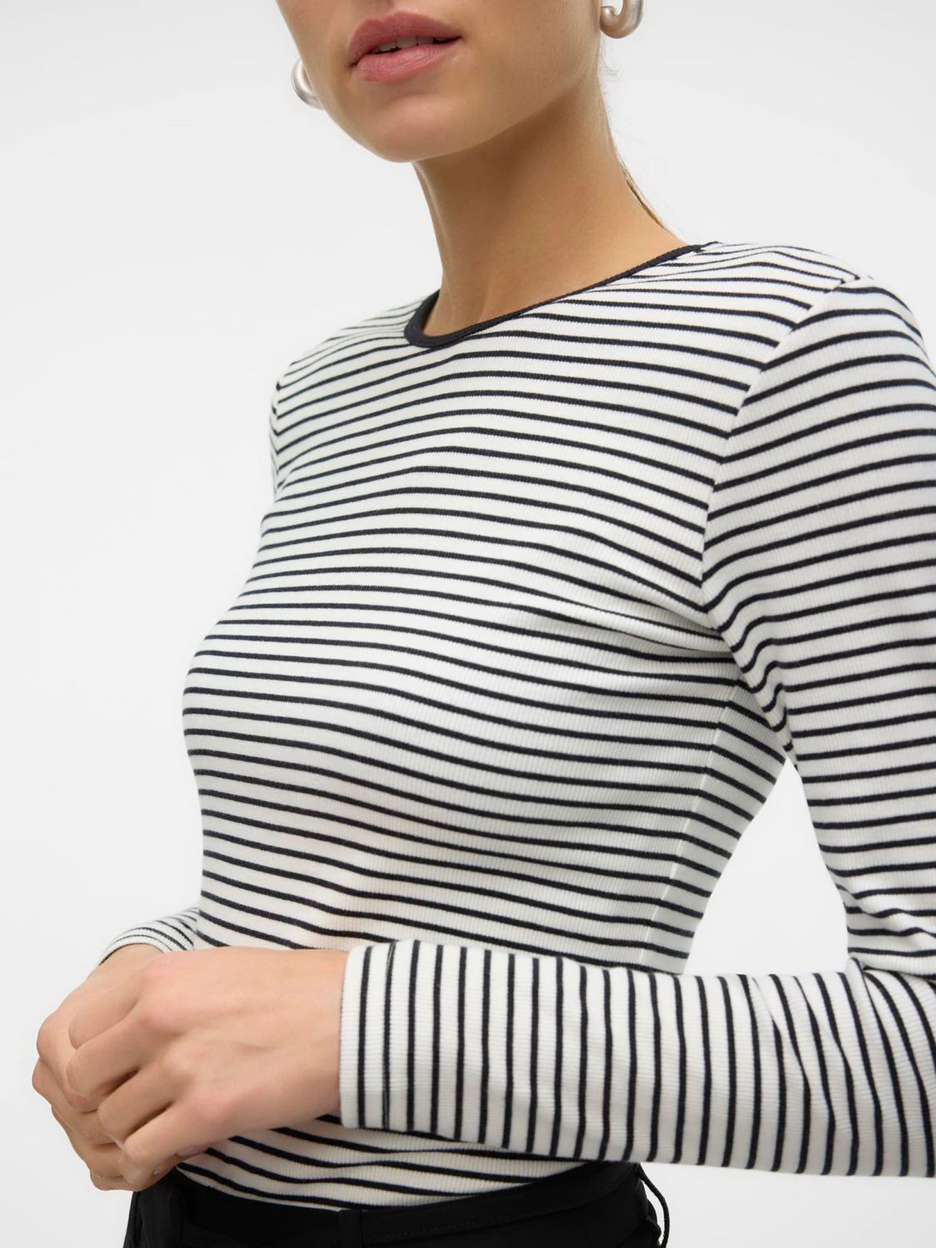 Худи и свитшоты Vero Moda модель 10315385_Snow White BLACK Худи и свитшоты Vero Moda модель 10315385_Snow White BLACK Фото