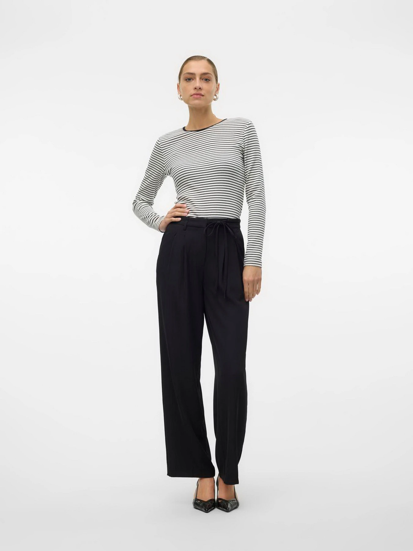 Худи и свитшоты Vero Moda модель 10315385_Snow White BLACK Худи и свитшоты Vero Moda модель 10315385_Snow White BLACK Фото