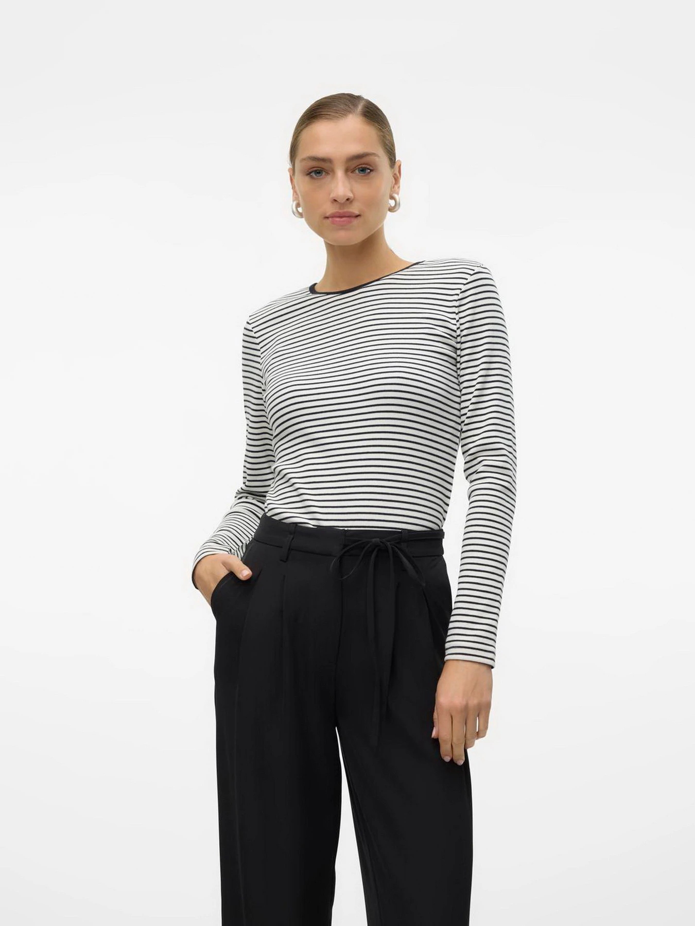 Худи и свитшоты Vero Moda модель 10315385_Snow White BLACK Худи и свитшоты Vero Moda модель 10315385_Snow White BLACK Фото