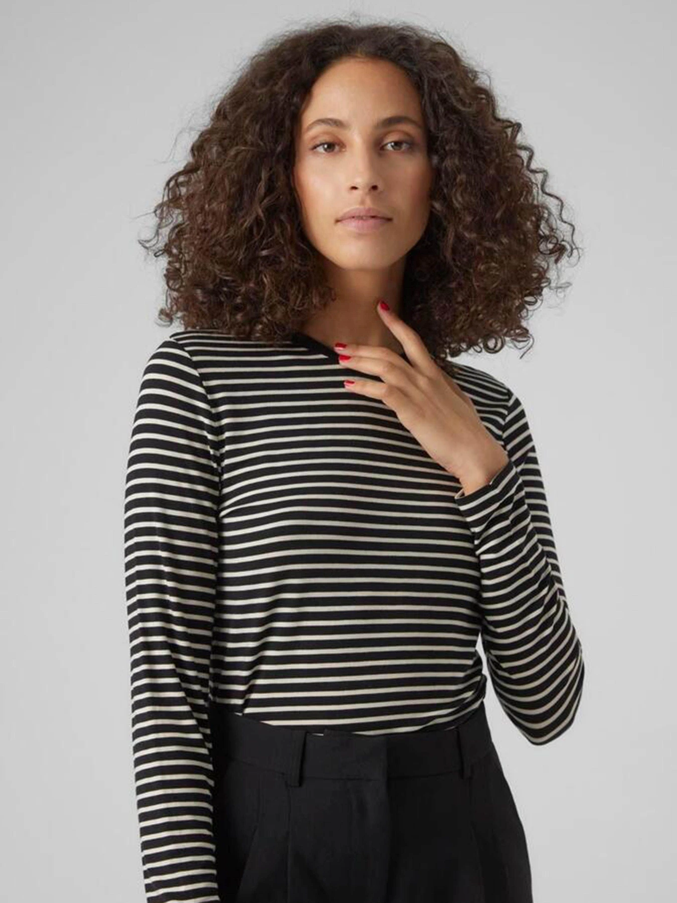 Худи и свитшоты Vero Moda модель 10298360_Black BIRCH Худи и свитшоты Vero Moda модель 10298360_Black BIRCH Фото