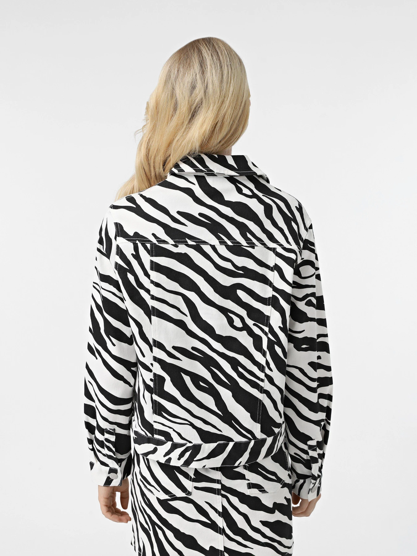 Куртки и дубленки Vero Moda модель 10329029_Bright White BLACK ZEBRA Куртки и дубленки Vero Moda модель 10329029_Bright White BLACK ZEBRA Фото