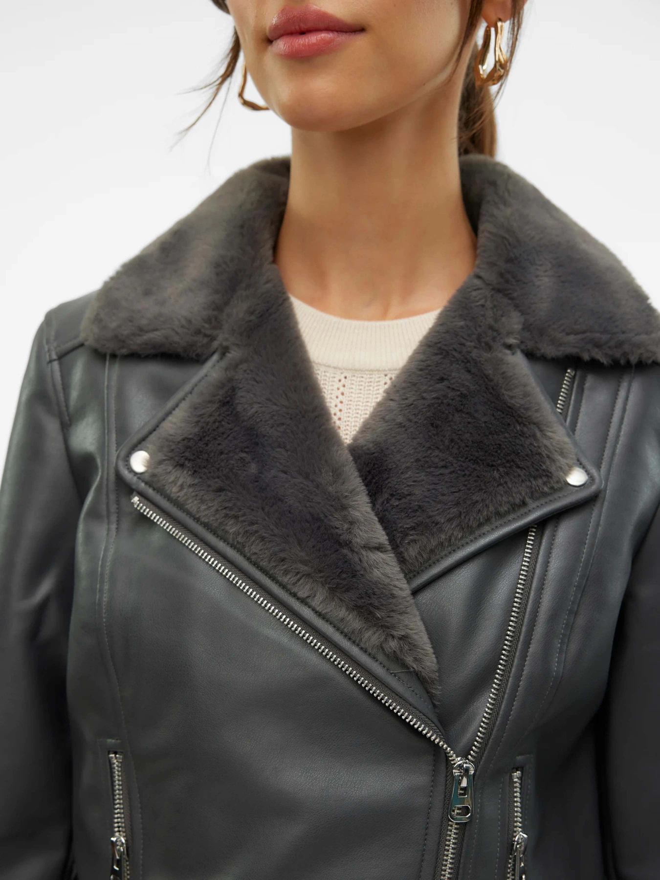 Куртки и дубленки Vero Moda модель 10250405_Asphalt ASPHALT FAUX FUR Куртки и дубленки Vero Moda модель 10250405_Asphalt ASPHALT FAUX FUR Фото
