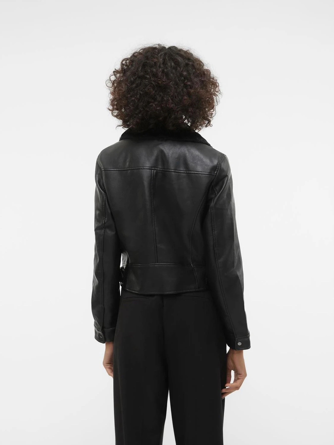 Куртки и дубленки Vero Moda модель 10250405_Black BLACK FAUX FUR Куртки и дубленки Vero Moda модель 10250405_Black BLACK FAUX FUR Фото