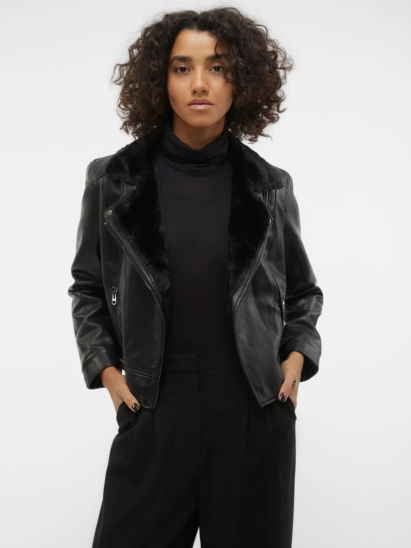 Куртки и дубленки Vero Moda модель 10250405_Black BLACK FAUX FUR Куртки и дубленки Vero Moda модель 10250405_Black BLACK FAUX FUR Фото