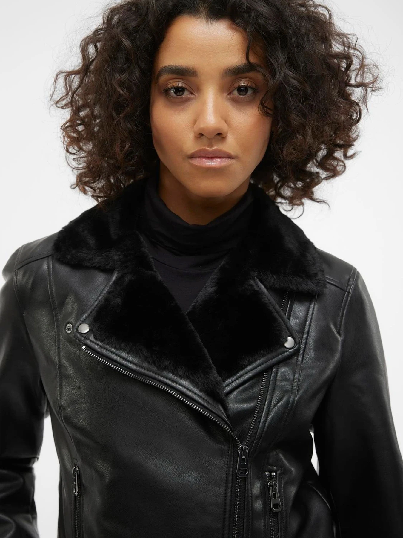 Куртки и дубленки Vero Moda модель 10250405_Black BLACK FAUX FUR Куртки и дубленки Vero Moda модель 10250405_Black BLACK FAUX FUR Фото