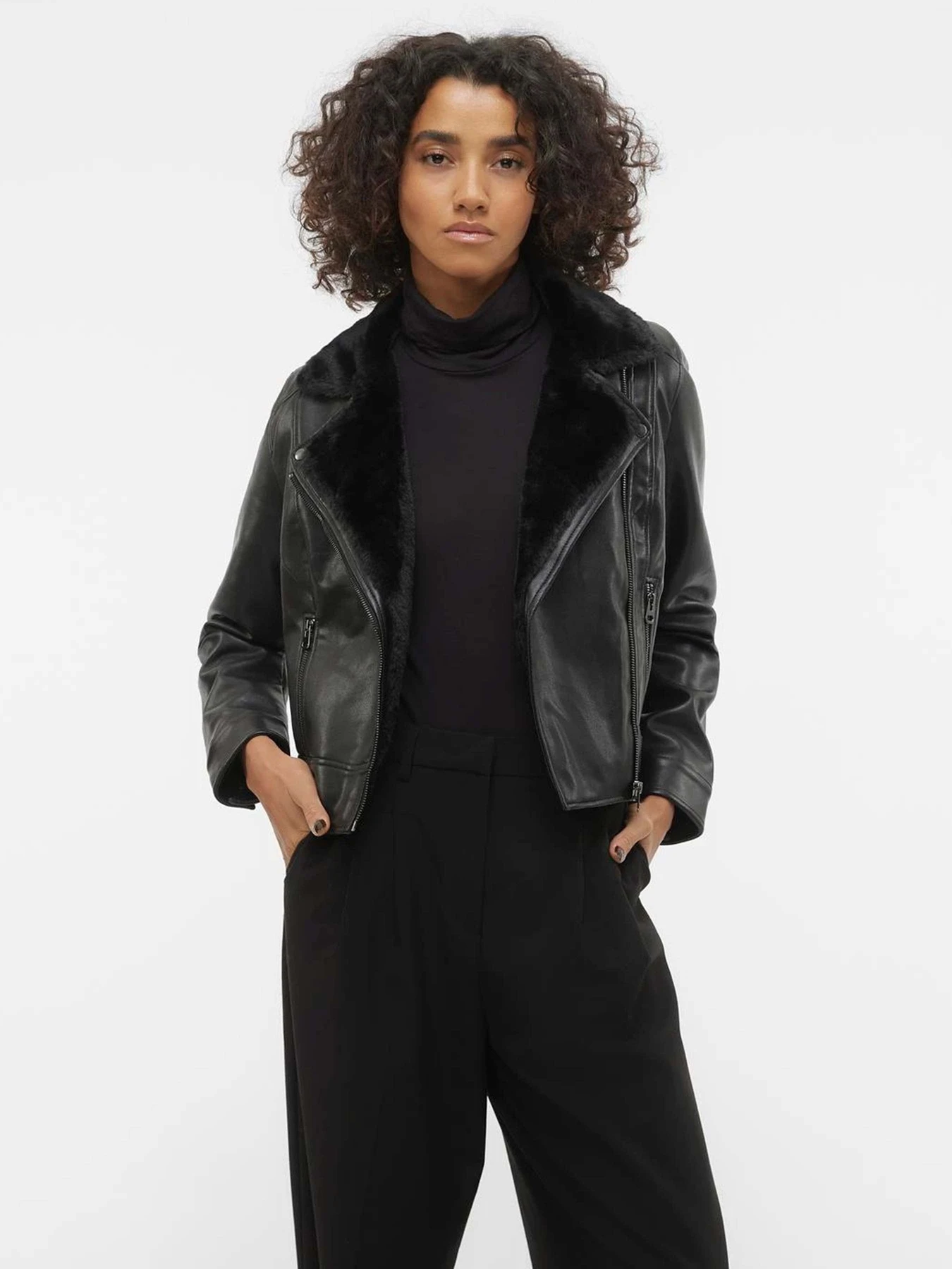Куртки и дубленки Vero Moda модель 10250405_Black BLACK FAUX FUR Куртки и дубленки Vero Moda модель 10250405_Black BLACK FAUX FUR Фото