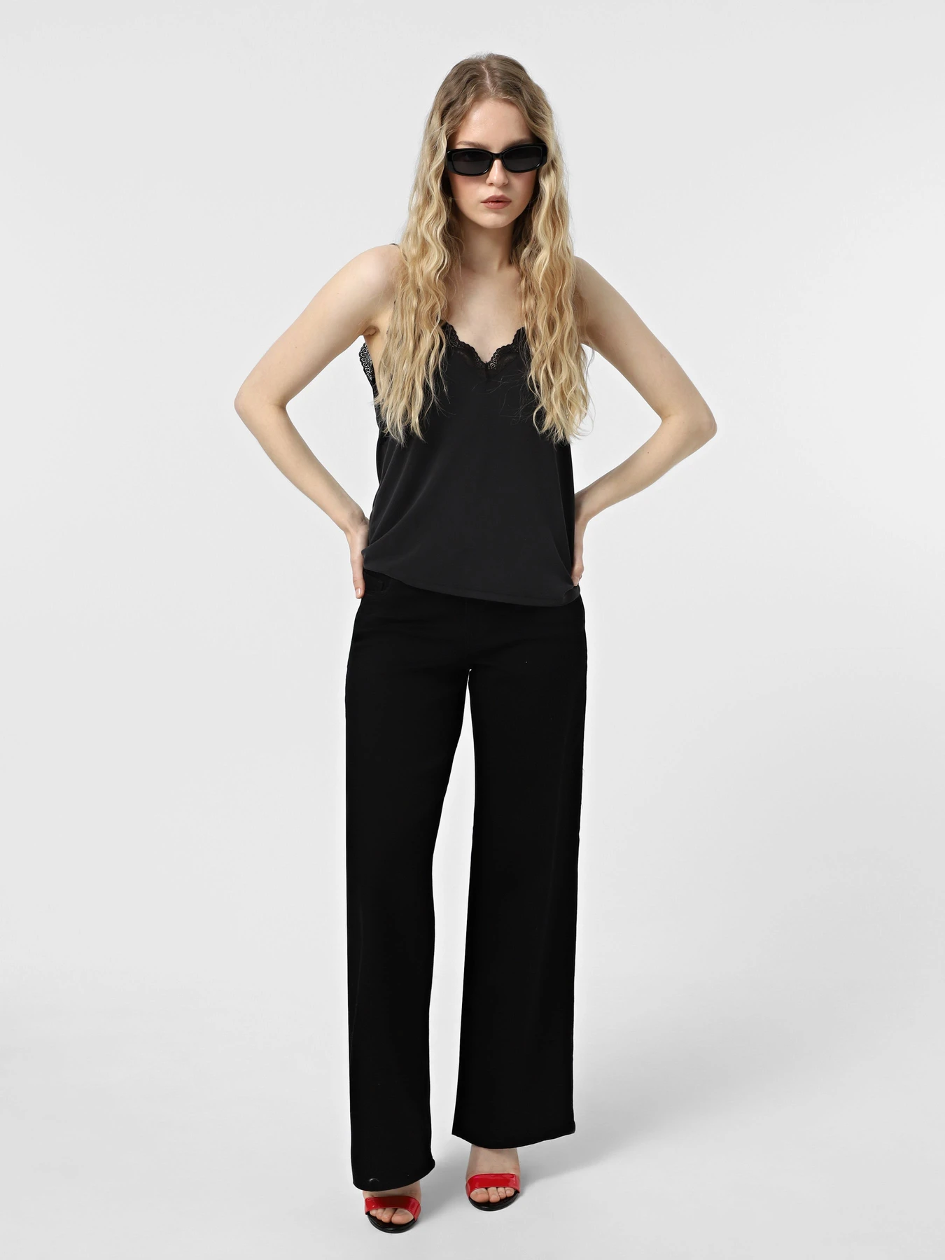 Футболки и поло Vero Moda модель 10324809_Black TONE IN TONE LACE Футболки и поло Vero Moda модель 10324809_Black TONE IN TONE LACE Фото