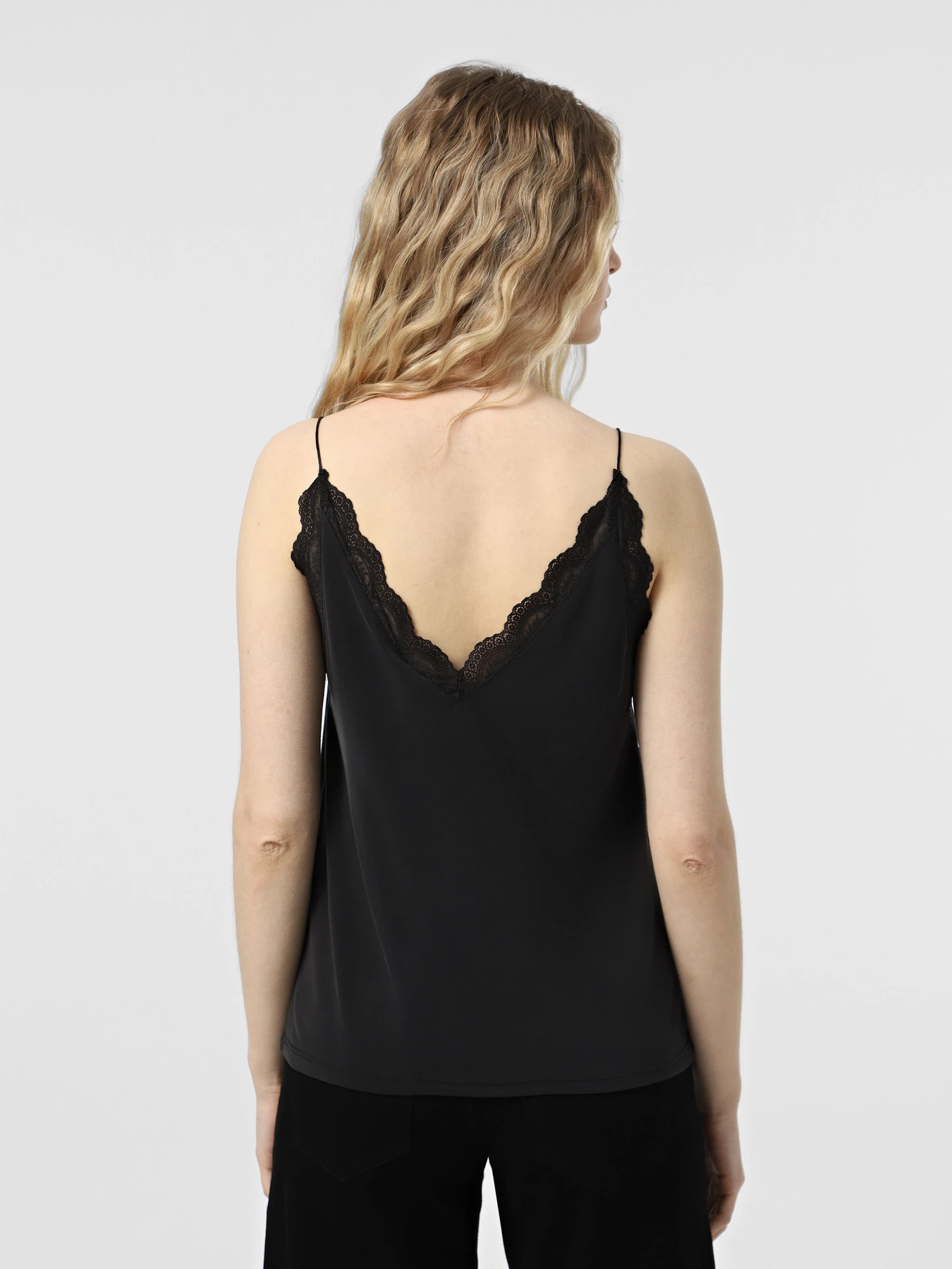 Футболки и поло Vero Moda модель 10324809_Black TONE IN TONE LACE Футболки и поло Vero Moda модель 10324809_Black TONE IN TONE LACE Фото