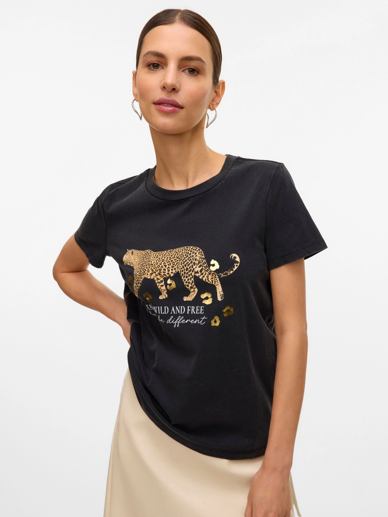 Футболки і поло Vero Moda FEO S/S O-NECK T-SHIRT модель 10332807_Black ACID WASH W. GOLD TI Футболки і поло Vero Moda FEO S/S O-NECK T-SHIRT модель 10332807_Black ACID WASH W. GOLD TI Фото
