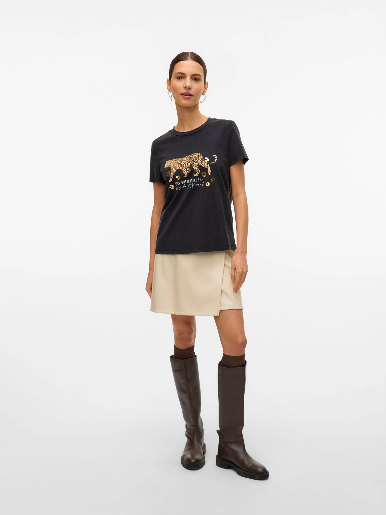 Футболки і поло Vero Moda FEO S/S O-NECK T-SHIRT модель 10332807_Black ACID WASH W. GOLD TI Футболки і поло Vero Moda FEO S/S O-NECK T-SHIRT модель 10332807_Black ACID WASH W. GOLD TI Фото