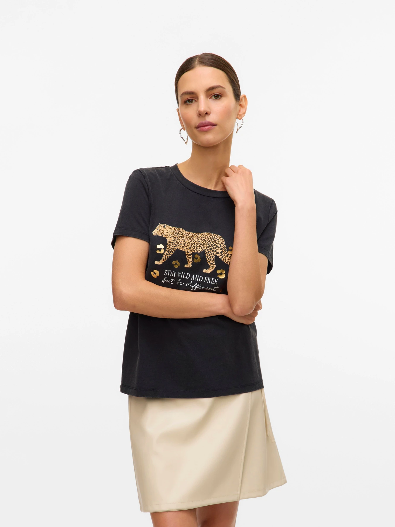 Футболки і поло Vero Moda FEO S/S O-NECK T-SHIRT модель 10332807_Black ACID WASH W. GOLD TI Футболки і поло Vero Moda FEO S/S O-NECK T-SHIRT модель 10332807_Black ACID WASH W. GOLD TI Фото