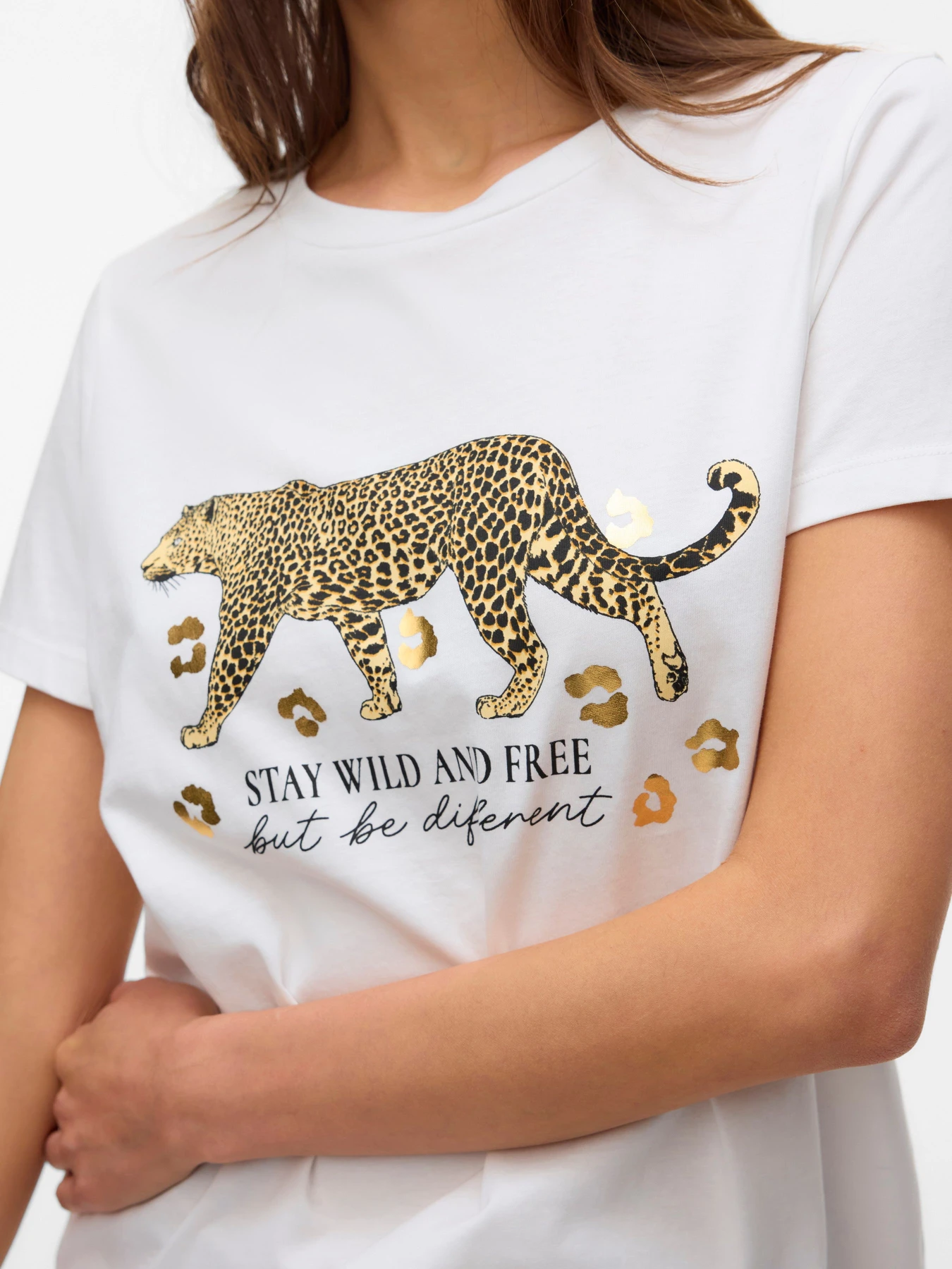 Футболки и поло Vero Moda FEO S/S O-NECK T-SHIRT модель 10332807_Snow White GOLD TIGER Футболки и поло Vero Moda FEO S/S O-NECK T-SHIRT модель 10332807_Snow White GOLD TIGER Фото