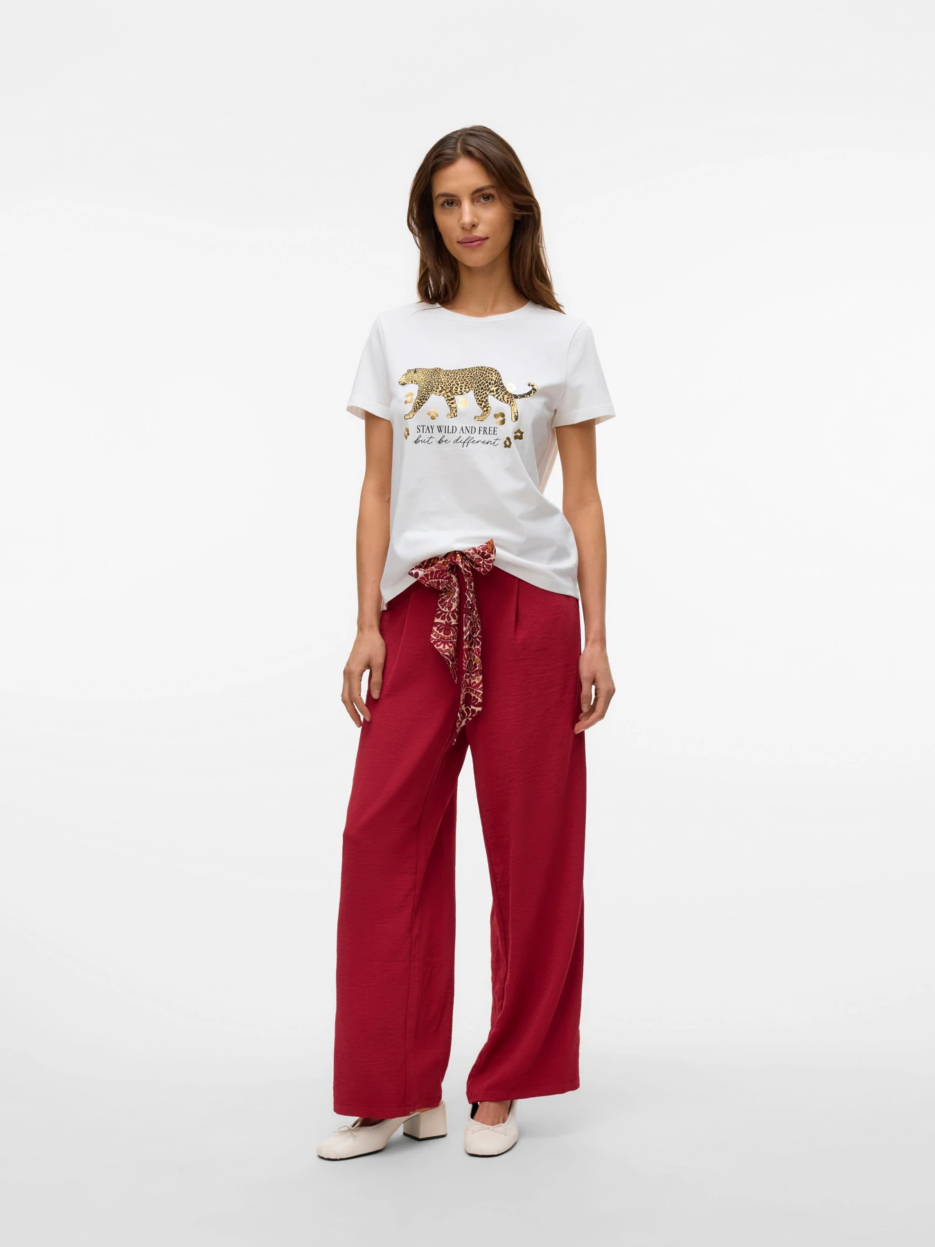 Футболки и поло Vero Moda FEO S/S O-NECK T-SHIRT модель 10332807_Snow White GOLD TIGER Футболки и поло Vero Moda FEO S/S O-NECK T-SHIRT модель 10332807_Snow White GOLD TIGER Фото