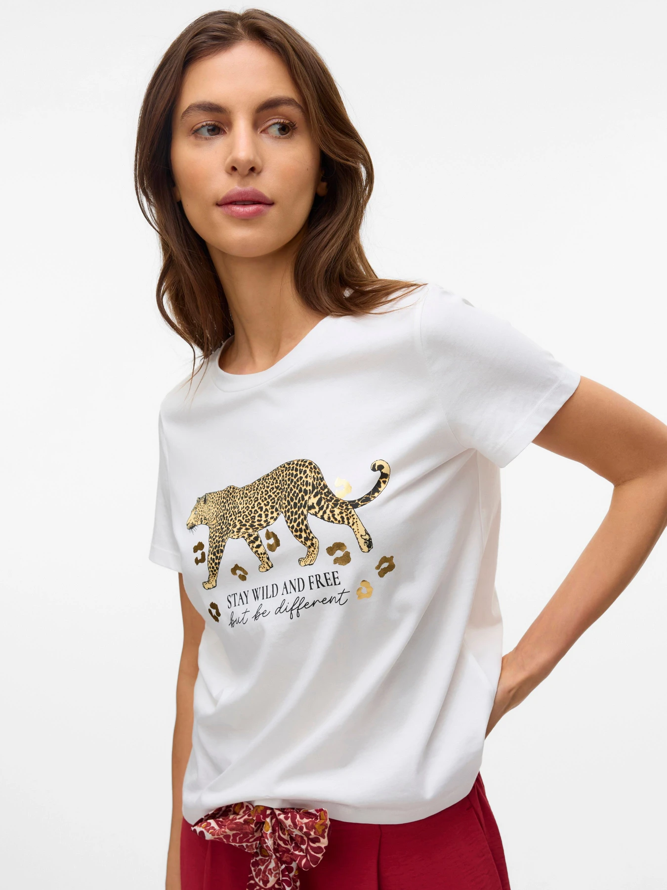 Футболки и поло Vero Moda FEO S/S O-NECK T-SHIRT модель 10332807_Snow White GOLD TIGER Футболки и поло Vero Moda FEO S/S O-NECK T-SHIRT модель 10332807_Snow White GOLD TIGER Фото