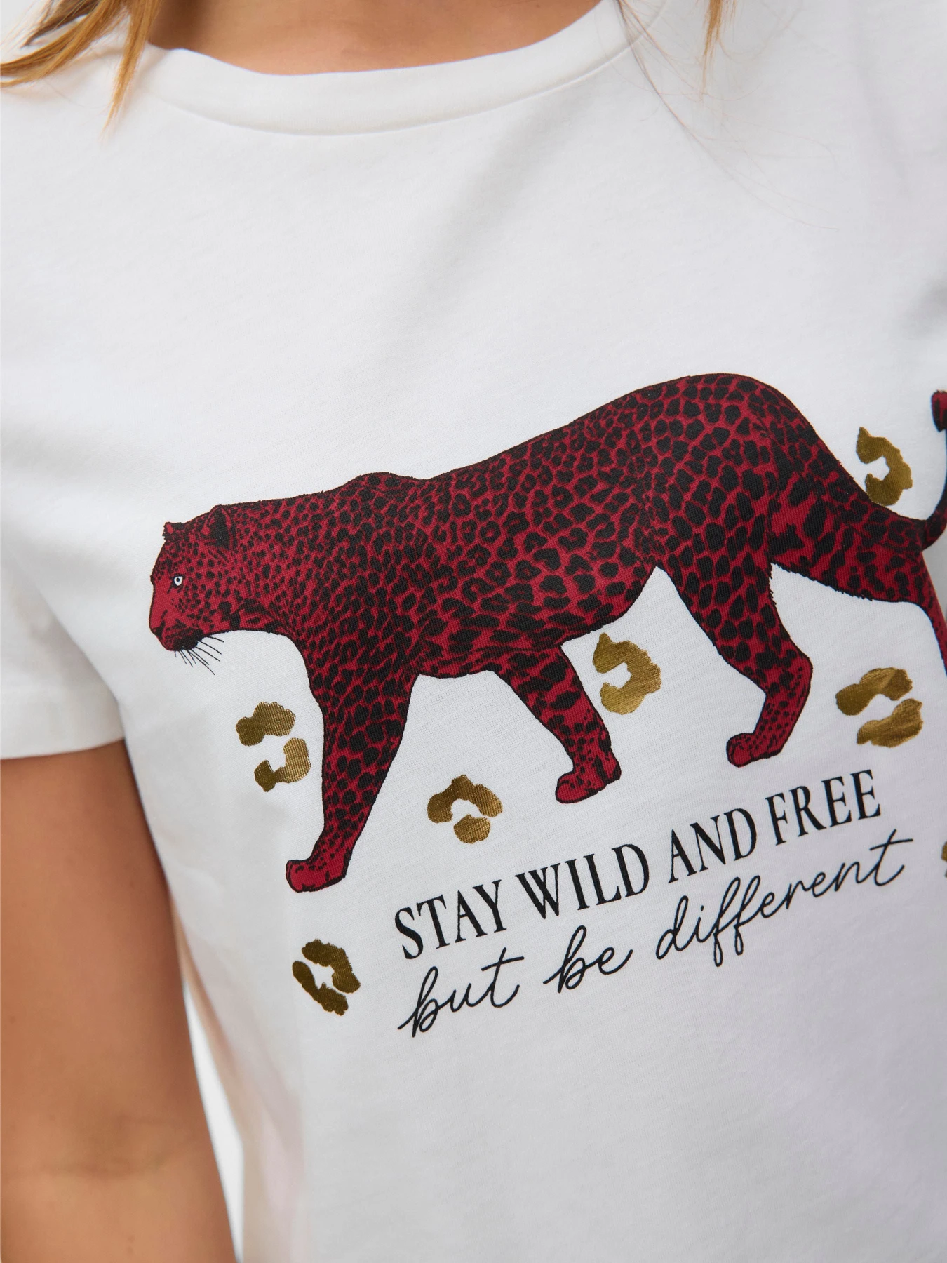 Футболки и поло Vero Moda FEO S/S O-NECK T-SHIRT модель 10332807_Snow White RED TIGER Футболки и поло Vero Moda FEO S/S O-NECK T-SHIRT модель 10332807_Snow White RED TIGER Фото
