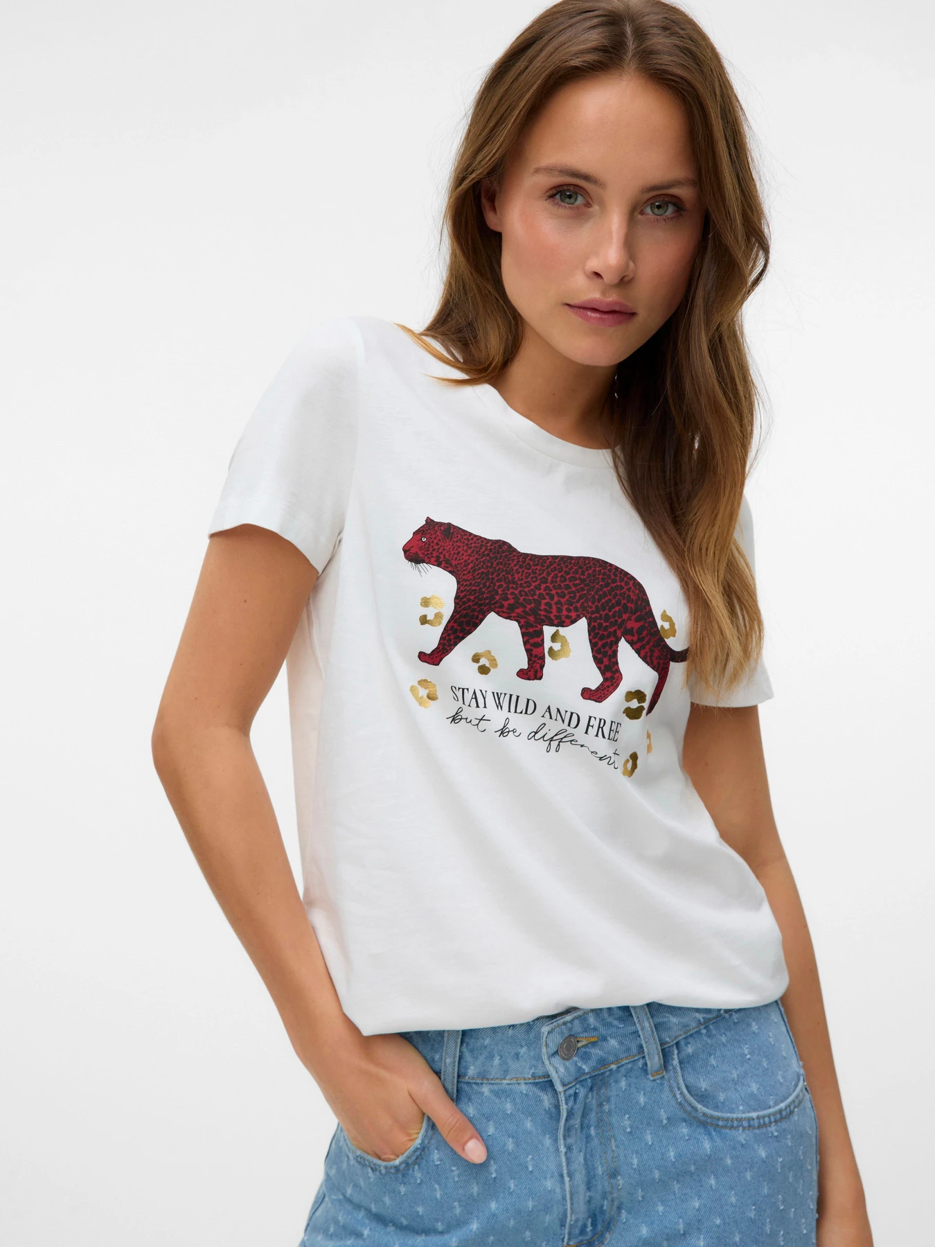 Футболки и поло Vero Moda FEO S/S O-NECK T-SHIRT модель 10332807_Snow White RED TIGER Футболки и поло Vero Moda FEO S/S O-NECK T-SHIRT модель 10332807_Snow White RED TIGER Фото