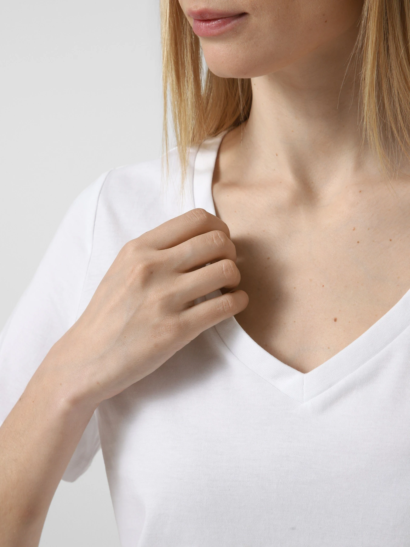 Футболки і поло Vero Moda PAULINA SS V-NECK T-SHIRT модель 10342926_Bright White Футболки і поло Vero Moda PAULINA SS V-NECK T-SHIRT модель 10342926_Bright White Фото