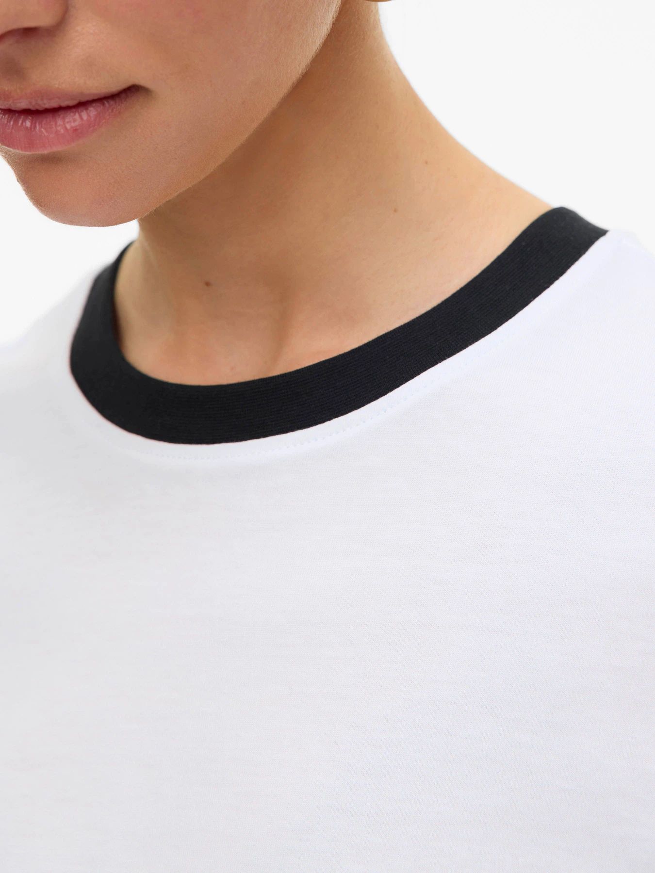Футболки и поло Vero Moda PAULINA SS T-SHIRT модель 10316991_Bright White Black Necklin Футболки и поло Vero Moda PAULINA SS T-SHIRT модель 10316991_Bright White Black Necklin Фото