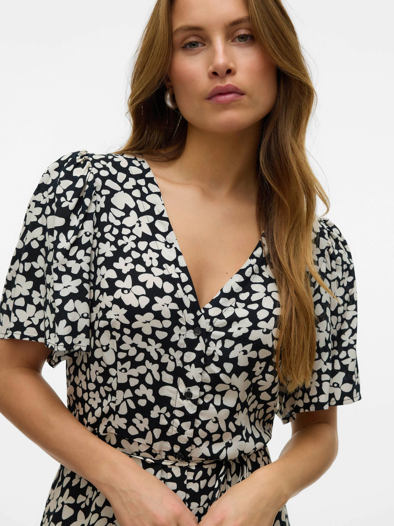 Платья Vero Moda ALBA SS CALF DRESS модель 10330301_Black Sussie Snow White Платья Vero Moda ALBA SS CALF DRESS модель 10330301_Black Sussie Snow White Фото