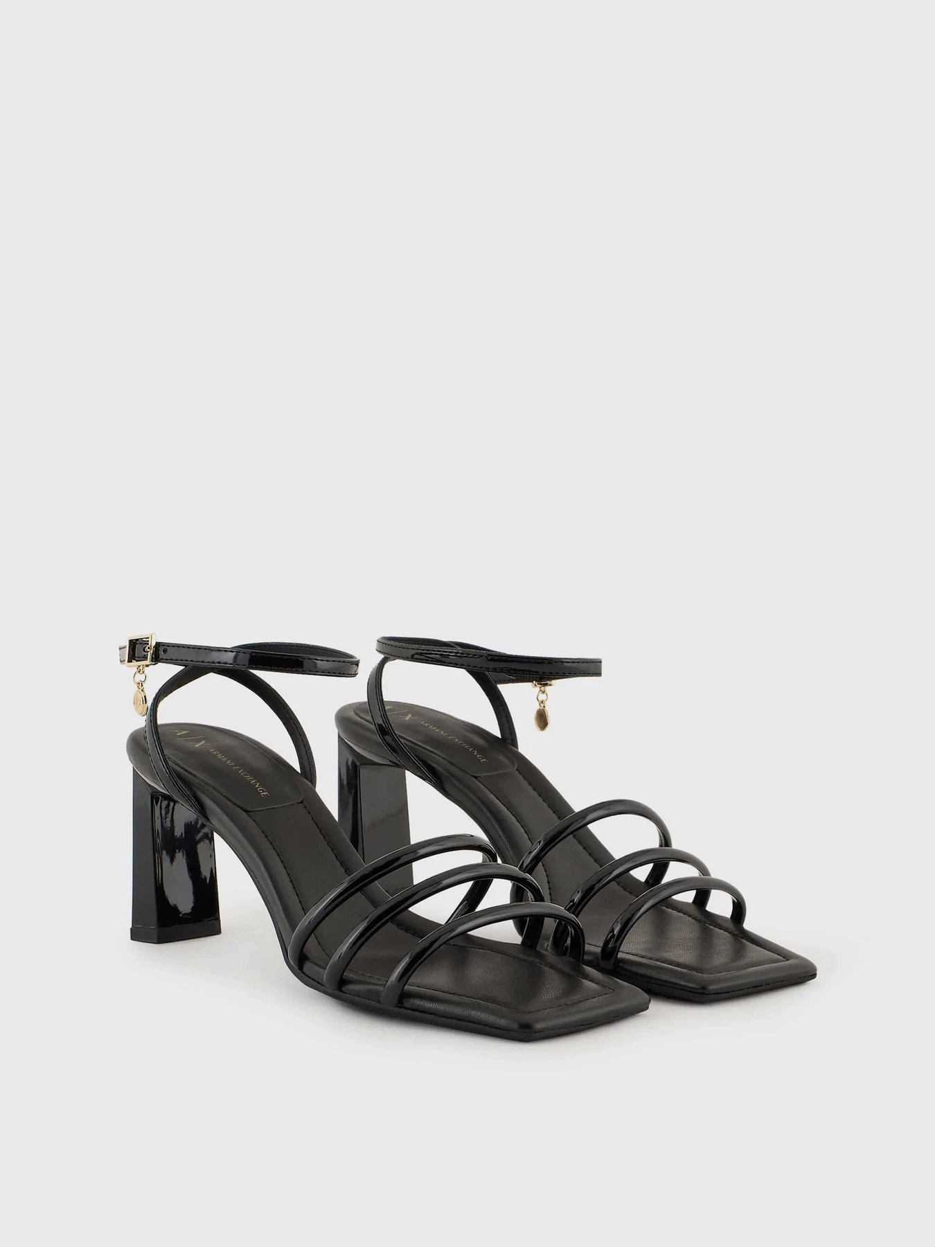 Босоножки Armani Exchange модель XDP048-XV843-00002 Босоножки Armani Exchange модель XDP048-XV843-00002 Фото